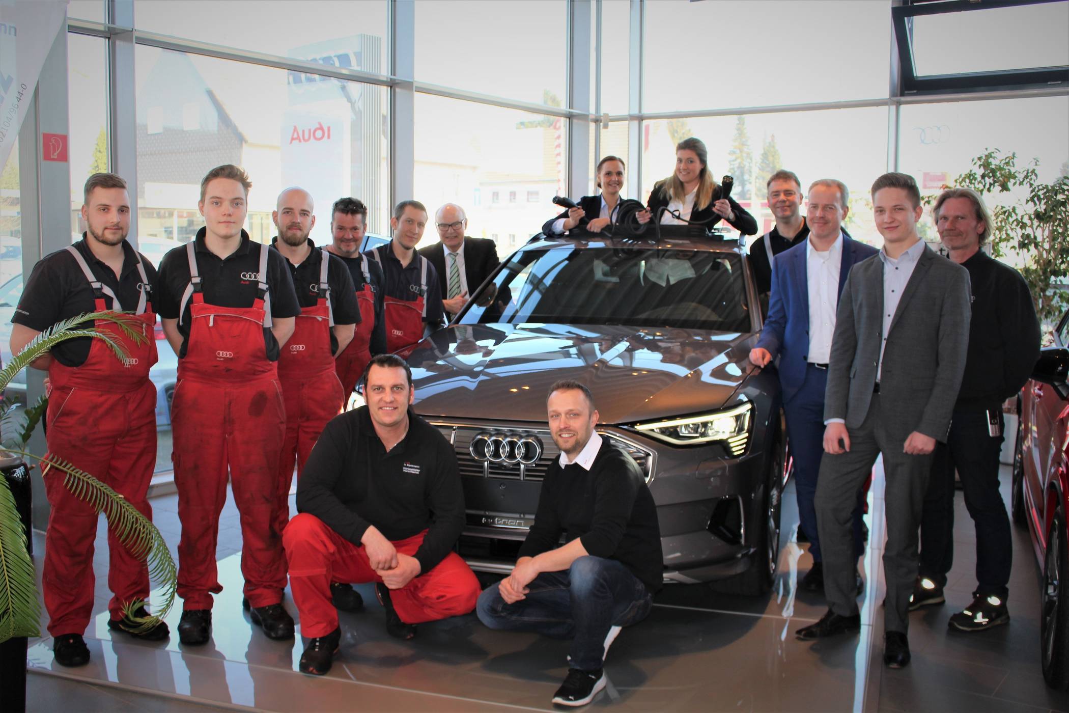  Das Team von Audi Gottfried Schultz in Mettmann präsentiert den neuen e-tron. 