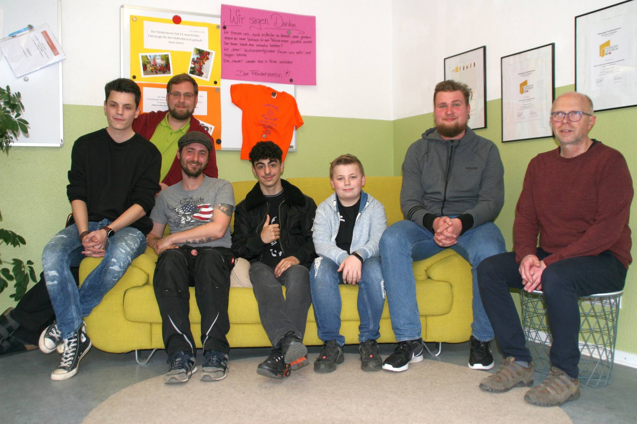  Die Männer im Städtischen Kinder- und Familienzentrum Händelstraße (v. l.): Alexander Peglow (Berufspraktikant), Guido Pötke (Erzieher), Tobias Neubert (Erzieher), Can Yilmaz (Schüler-Praktikant), Kilian Kreinberg (Schüler-Praktikant), Phillip Thiele (Erzieher) und Joachim Lohmann (Hauswirtschaftskraft).    