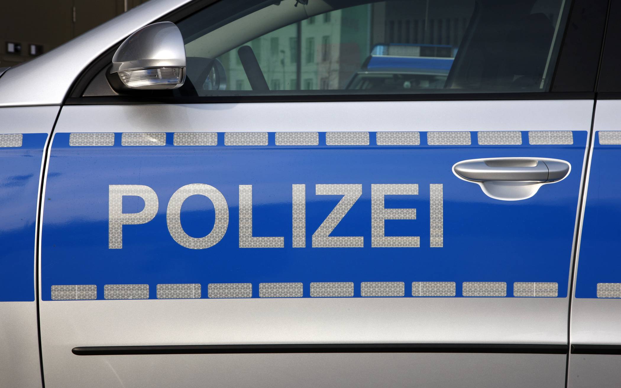 Jugendliche beim Grillen mit Pistole bedroht und beraubt