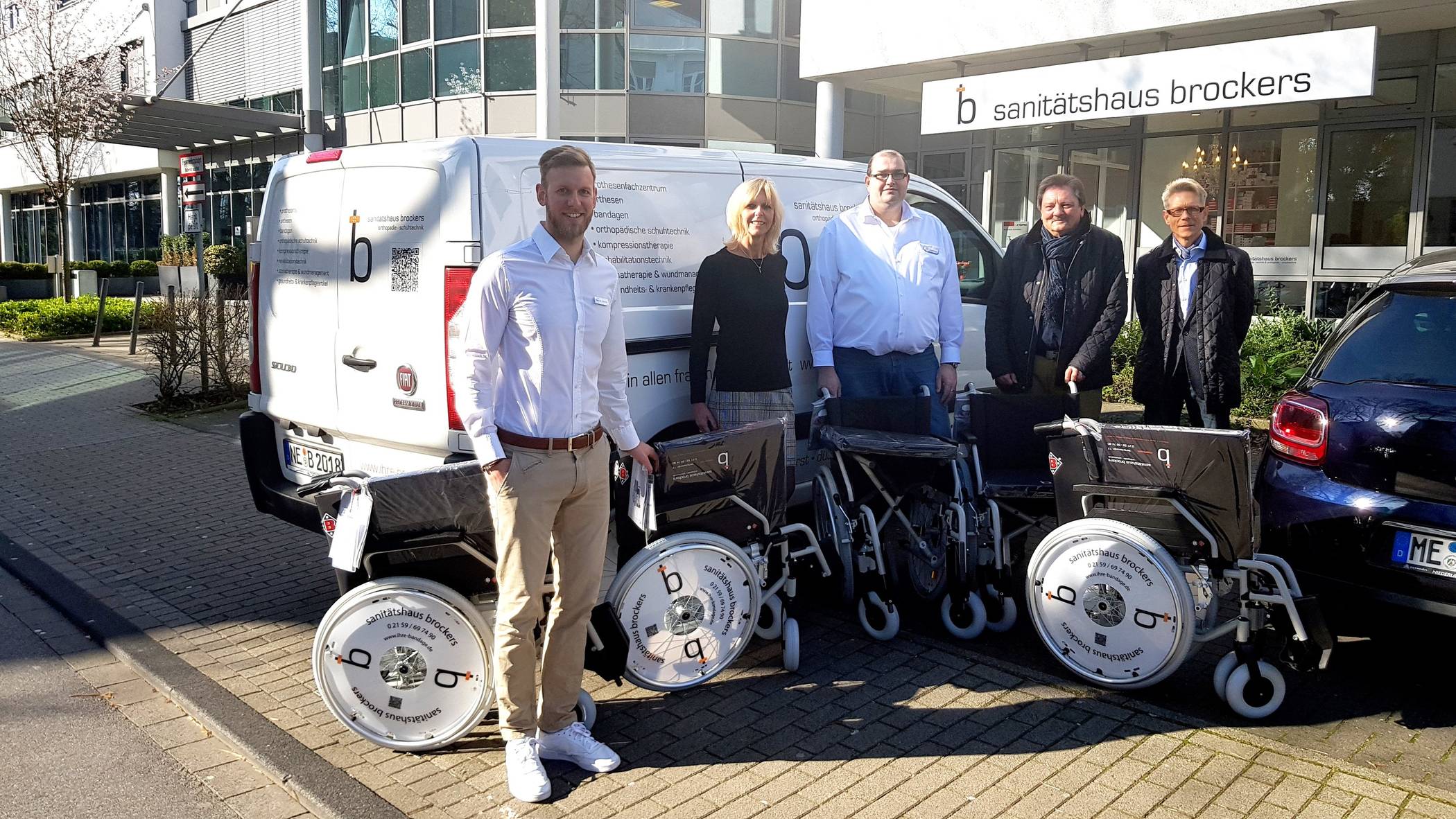  Sascha Kohnen (Sanitätshaus Brockers), Dorothea Sandhäger (Pflegedirektorin EVK Mettmann), Tobias Redowski (Sanitätshaus Brockers), Geschäftsführer Bernd Huckels und Frank Zirkel (Geschäftsentwicklung Brockers). 