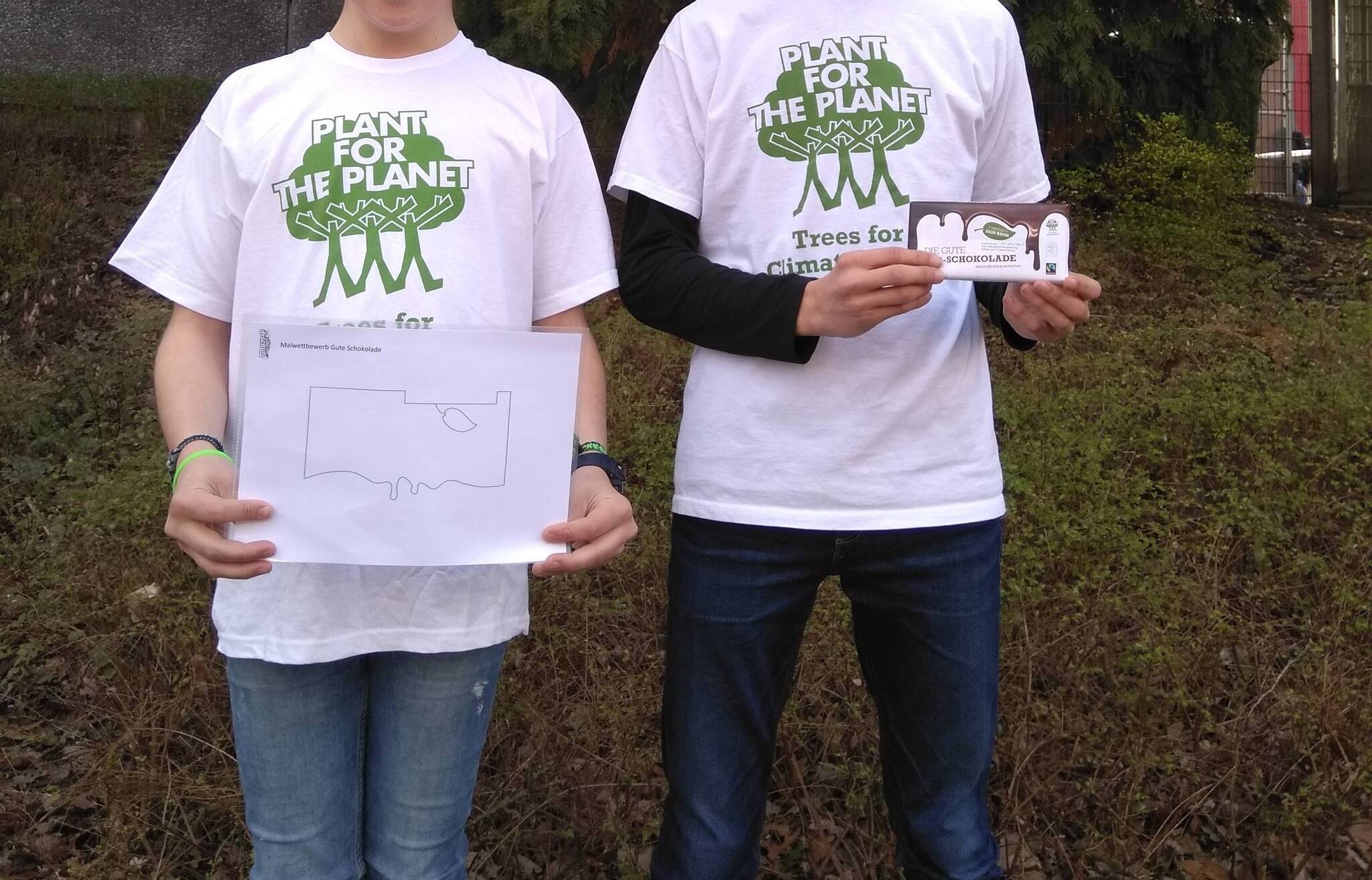  Jonte Voss (links, 12) und Joshua van Kampen (14) vom Plant-for-the-Planet-Club Mettmann präsentieren die Gute Schokolade und die Vorlage für den Malwettbewerb. 