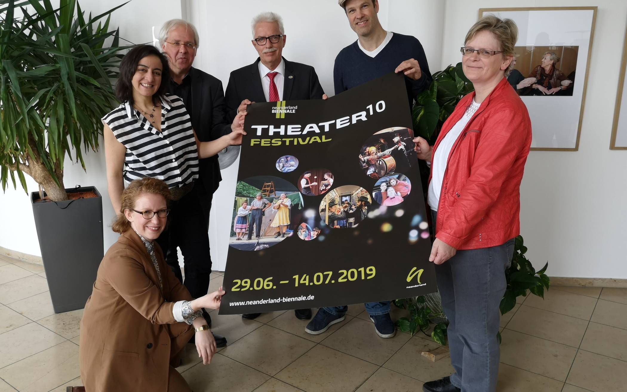  Landrat Thomas Hendele (Mitte) und Projektleiterin Meike Utke (rechts) stellten mit weiteren Verantwortlichen das Programm vor. 