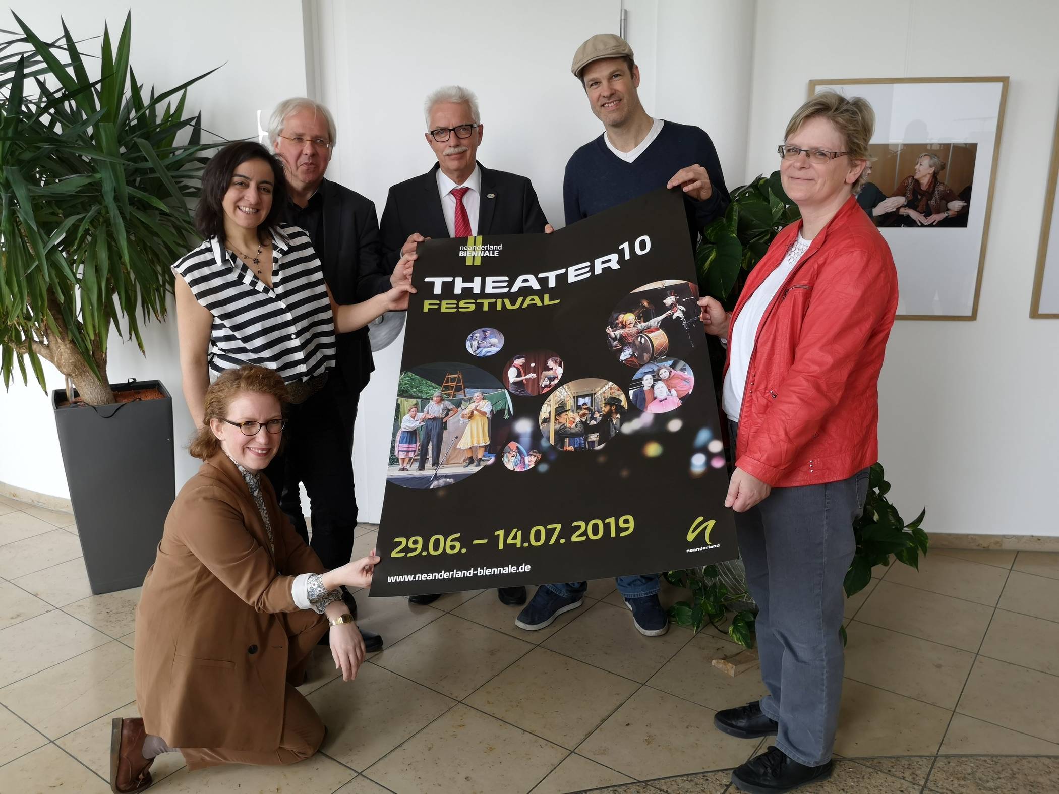  Landrat Thomas Hendele (Mitte) und Projektleiterin Meike Utke (rechts) stellten mit weiteren Verantwortlichen das Programm vor. 