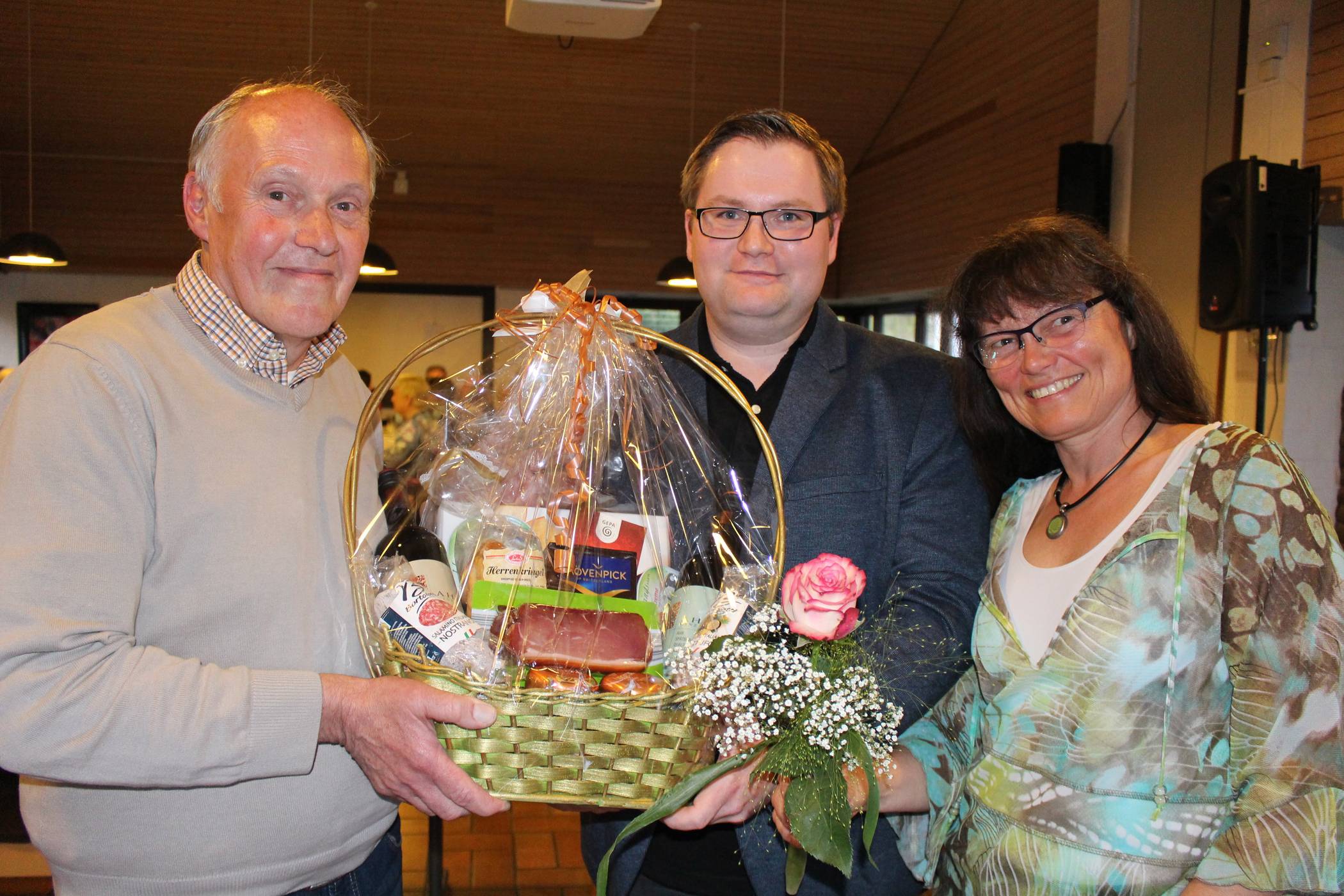  Der bisherige Vorsitzender Helmut Ginau (l.) und seine Schriftführerin Andrea Bocks (r.) stehen für eine weitere Amtszeit nicht mehr zur Verfügung und wurden vom zweiten Vorsitzenden Christoph Siegert (mitte) sowie dem gesamten Bürgerverein Ob- und Niederschwarzbach verabschiedet. 