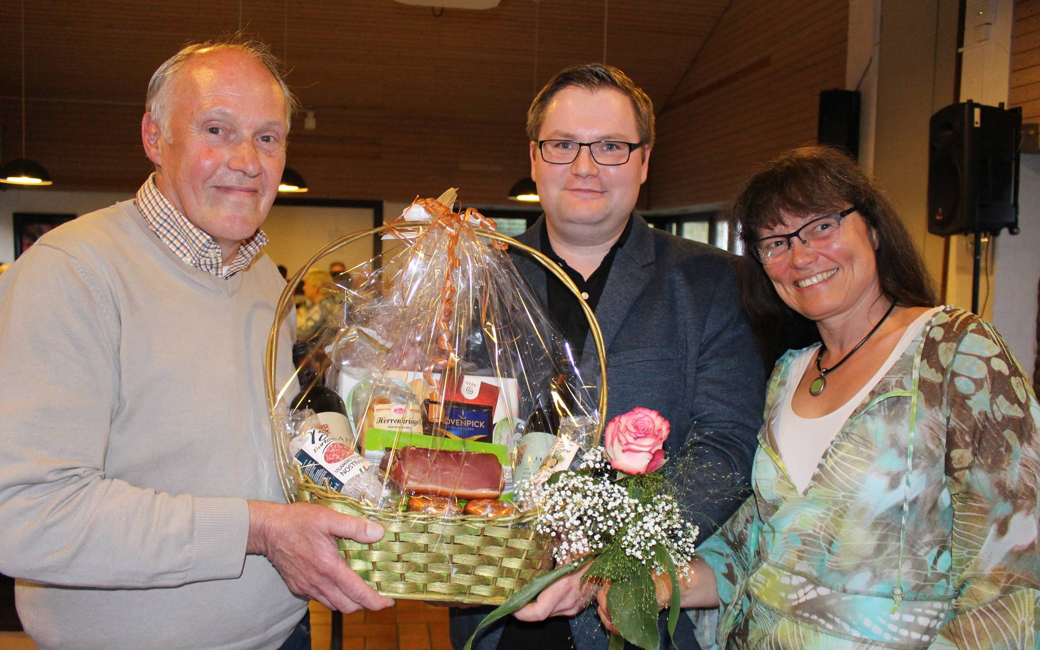  Der bisherige Vorsitzender Helmut Ginau (l.) und seine Schriftführerin Andrea Bocks (r.) stehen für eine weitere Amtszeit nicht mehr zur Verfügung und wurden vom zweiten Vorsitzenden Christoph Siegert (mitte) sowie dem gesamten Bürgerverein Ob- und Niederschwarzbach verabschiedet. 