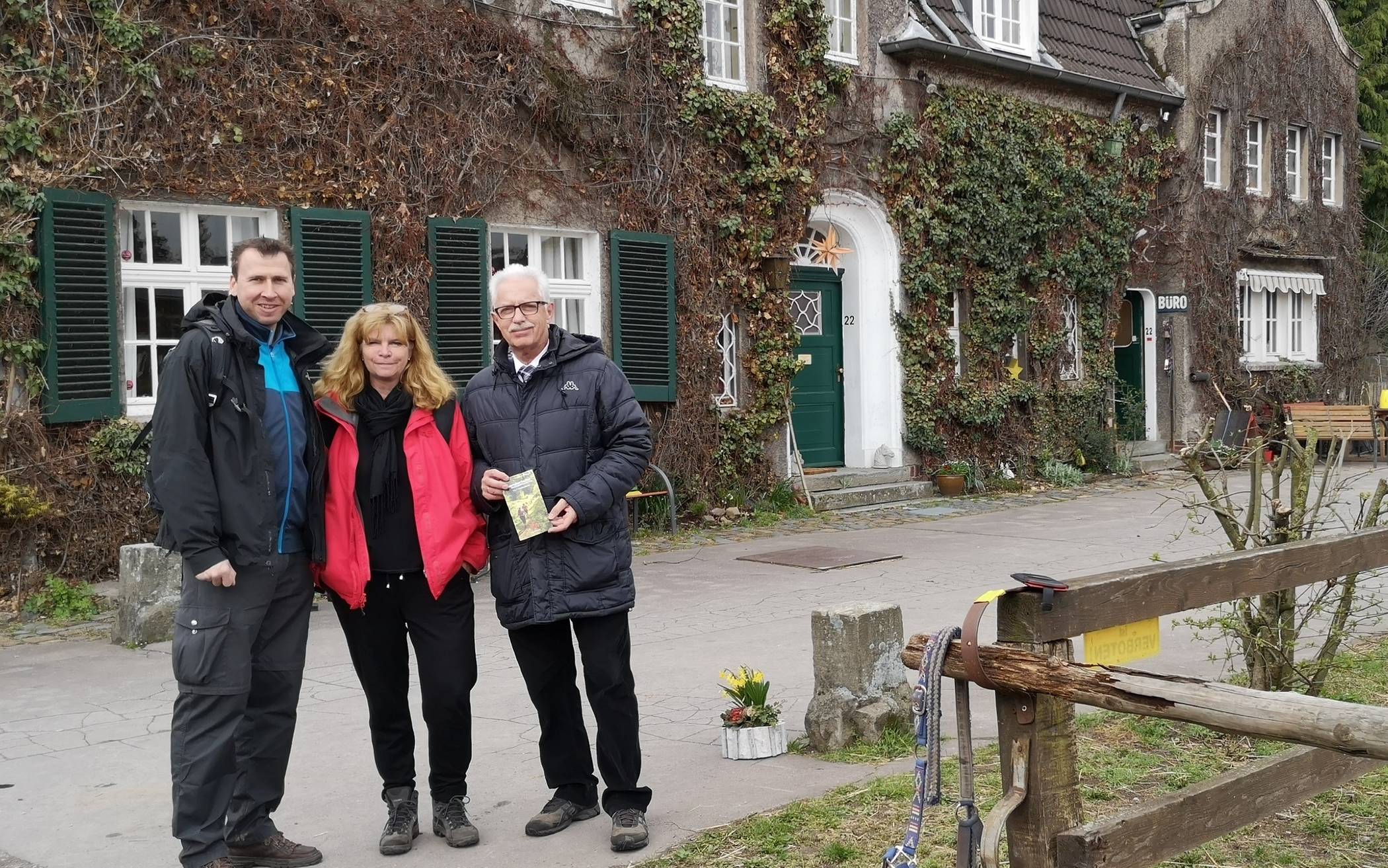  Arne Jährling (Koordinator Aktivtourismus neanderland), Martina Mauden (neanderland STEIG-Beauftragte) und Landrat Thomas Hendele vor der Garather Forstverwaltung, dem Startpunkt der diesjährigen Auftaktwanderung am 11. Mai. 