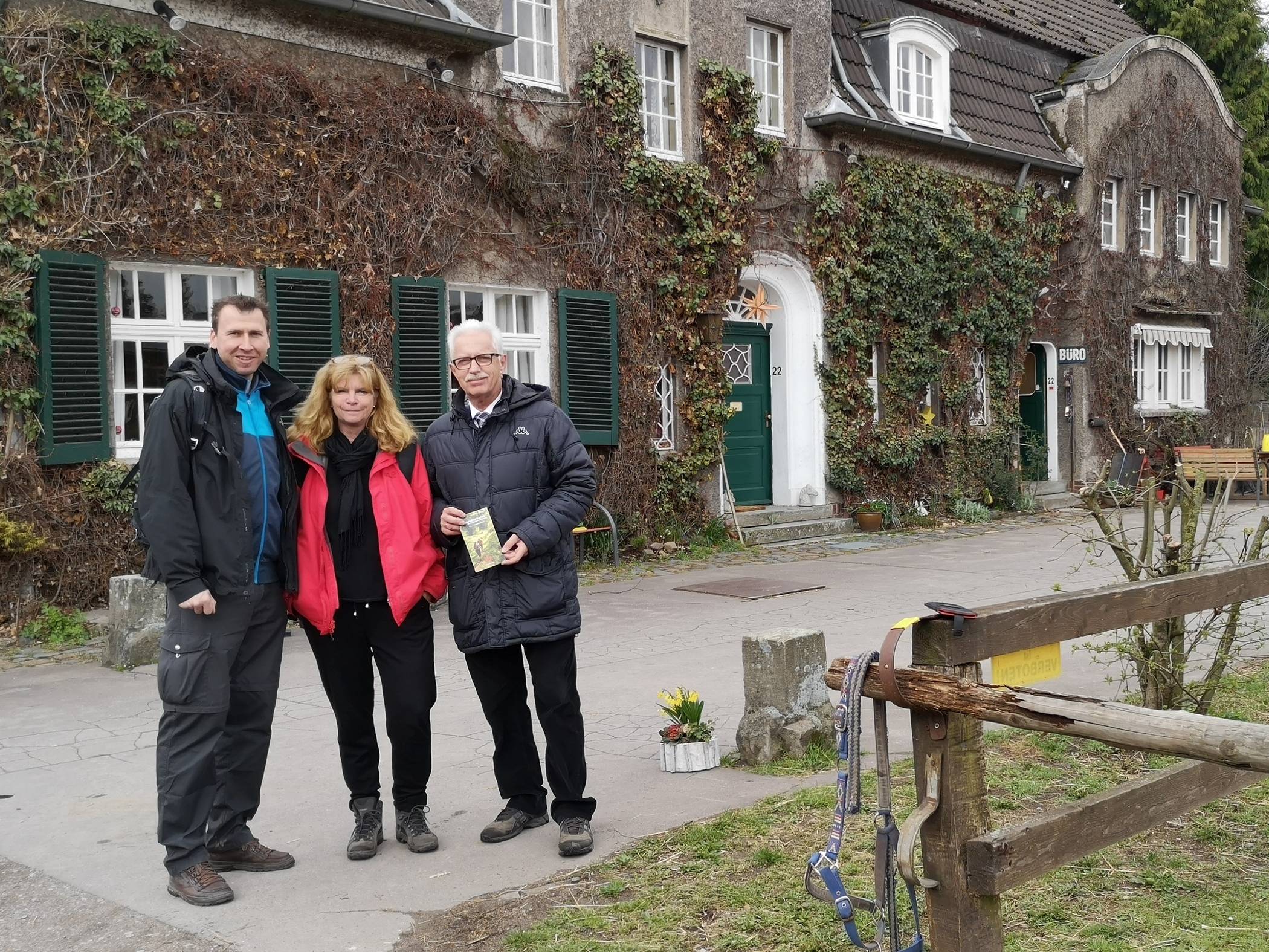  Arne Jährling (Koordinator Aktivtourismus neanderland), Martina Mauden (neanderland STEIG-Beauftragte) und Landrat Thomas Hendele vor der Garather Forstverwaltung, dem Startpunkt der diesjährigen Auftaktwanderung am 11. Mai. 
