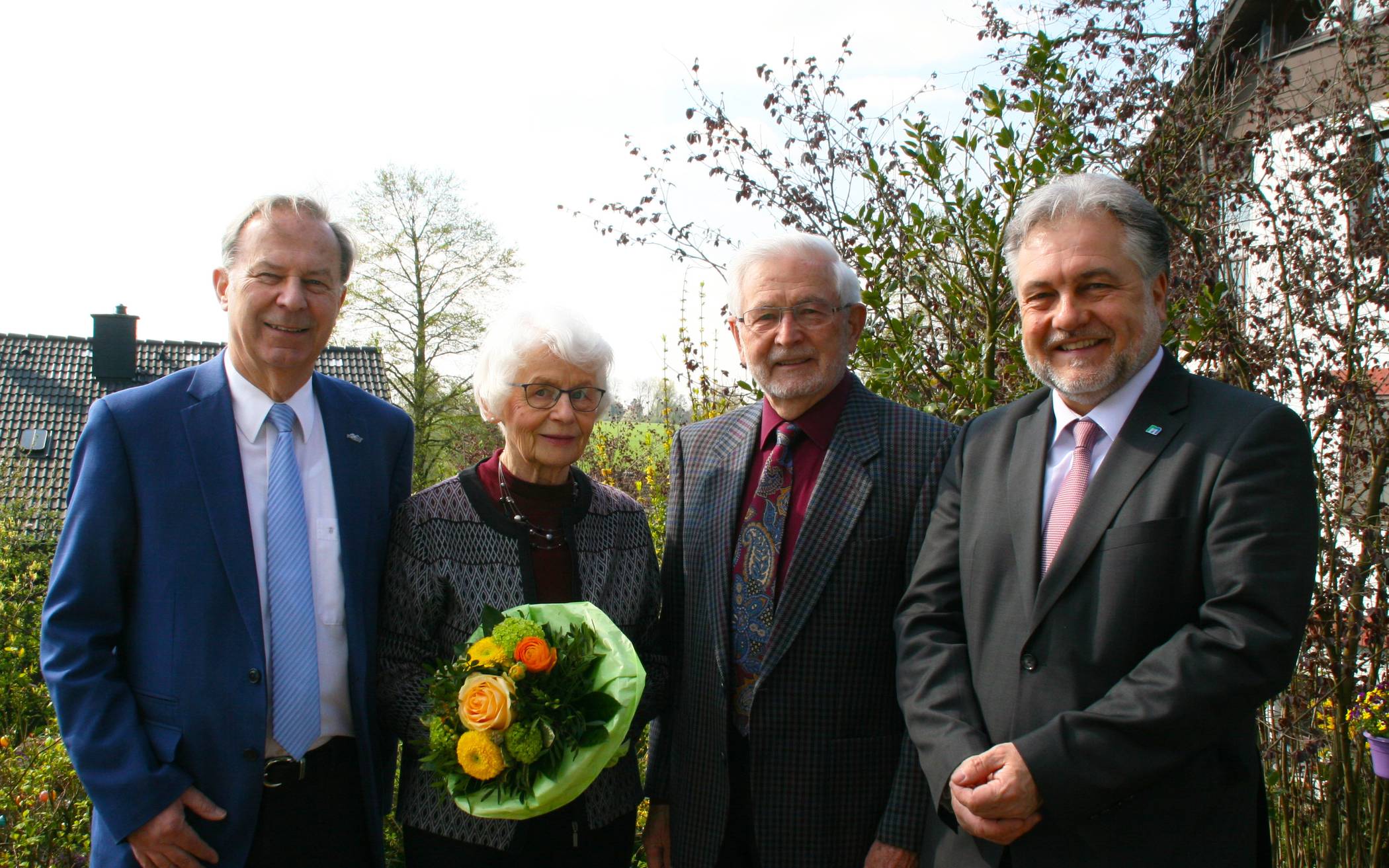  Cäcilie und Heinz Streckel konnten zu ihrer Diamantenen Hochzeit den stellvertretenden Landrat Michael Ruppert (l.) und Bürgermeister Thomas Dinkelmann (r.) begrüßen. 