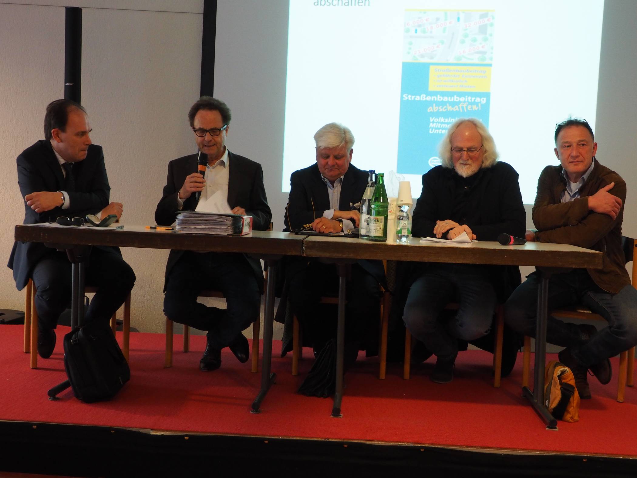  Eberhard Kanski (Bund der Steuerzahler) und die Vertreter der Initiative „Mettmann gegen Straßenbaubeiträge“: Otto Grochteis, Joachim Neumann, Ernst Ksoll und Stefan Dömelt. 
