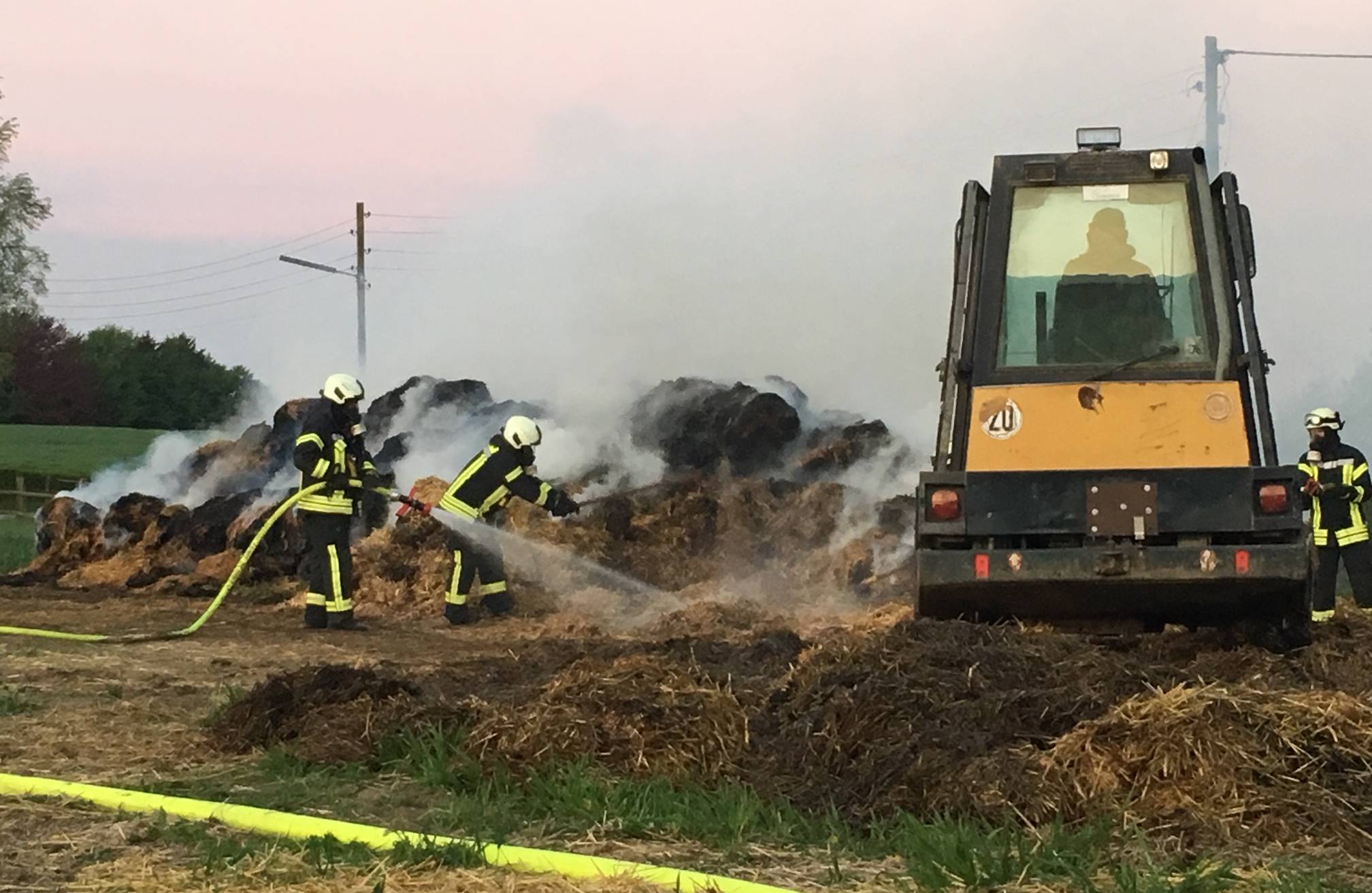 Brennende Strohmiete ruft Feuerwehr auf den Plan