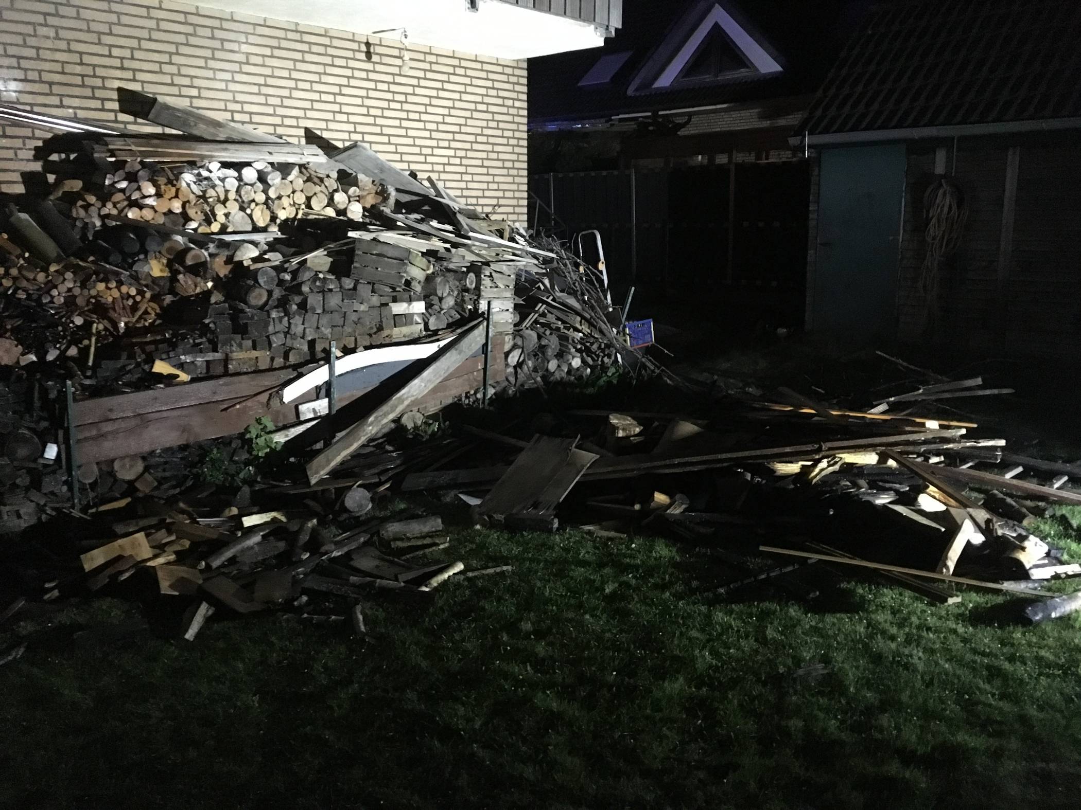 Feuer im Ortsteil Obschwarzbach: Holzverschlag brennt