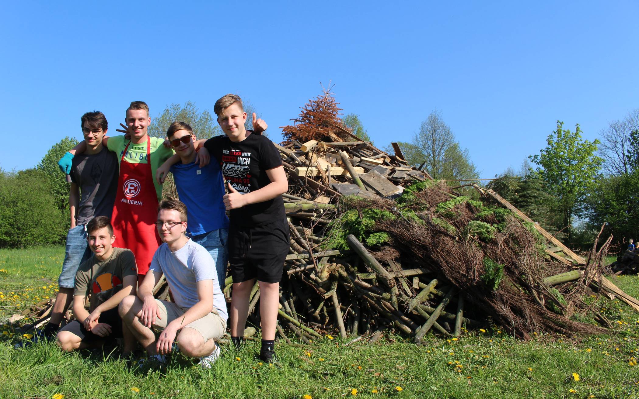  Louis, Armin, Tobias, Cedric, Leon und Nick haben das Osterfeuer des Bürgervereins Ob- und Niederschwarzbach organisiert. 