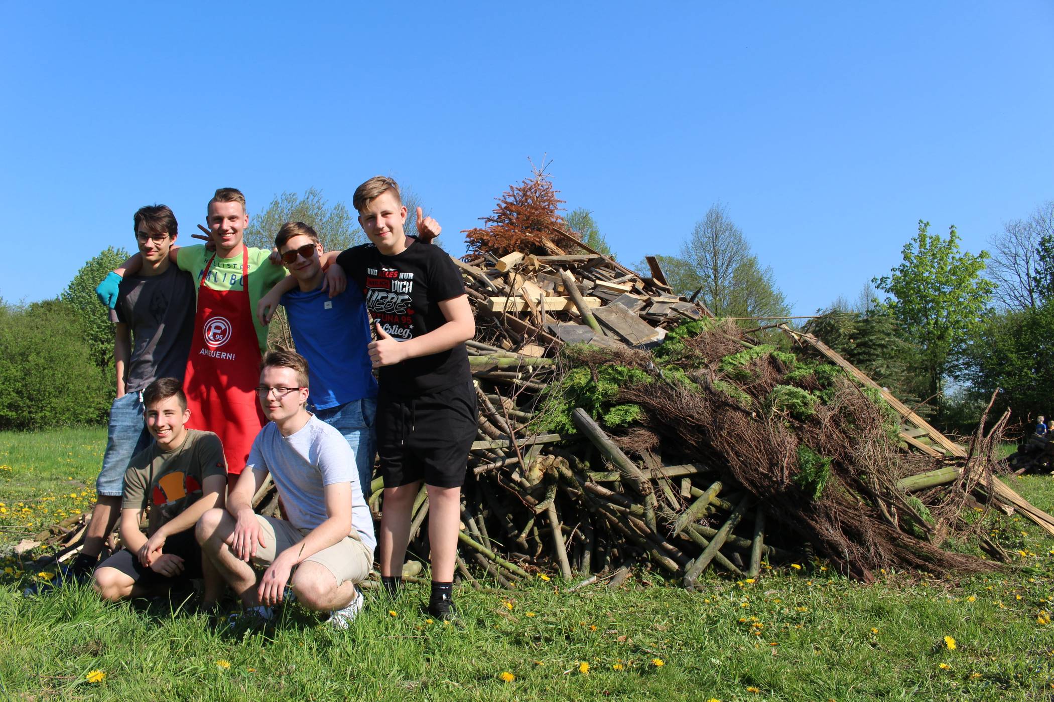  Louis, Armin, Tobias, Cedric, Leon und Nick haben das Osterfeuer des Bürgervereins Ob- und Niederschwarzbach organisiert. 