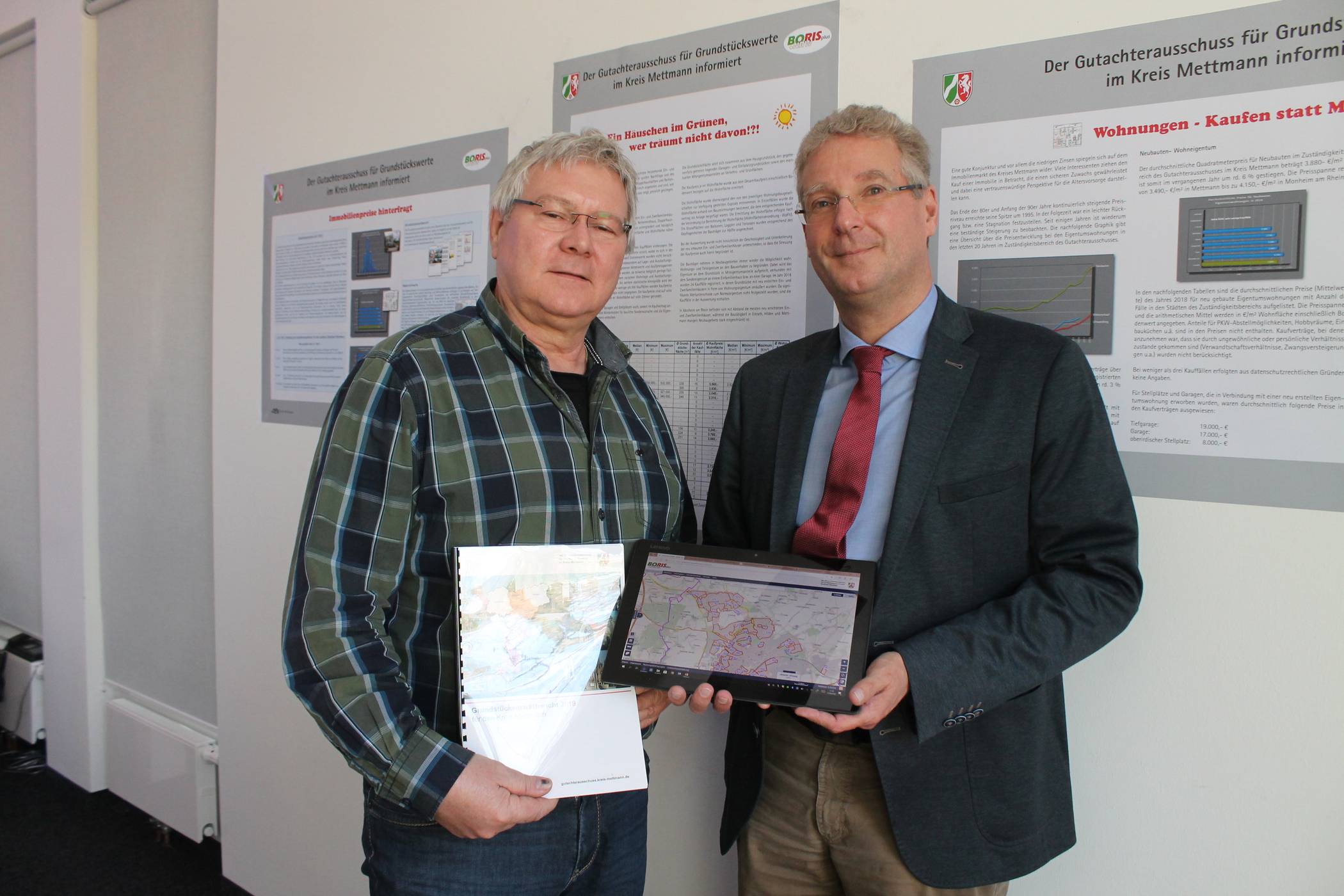  Ulrich Neuhaus, der Leiter der Geschäftsstelle des Gutachterausschusses des Kreises Mettmann, und Axel Willinghöfer, der neue Vorsitzende des Ausschusses, stellen den Grundstücksmarktbericht 2019 für den Kreis Mettmann vor. 