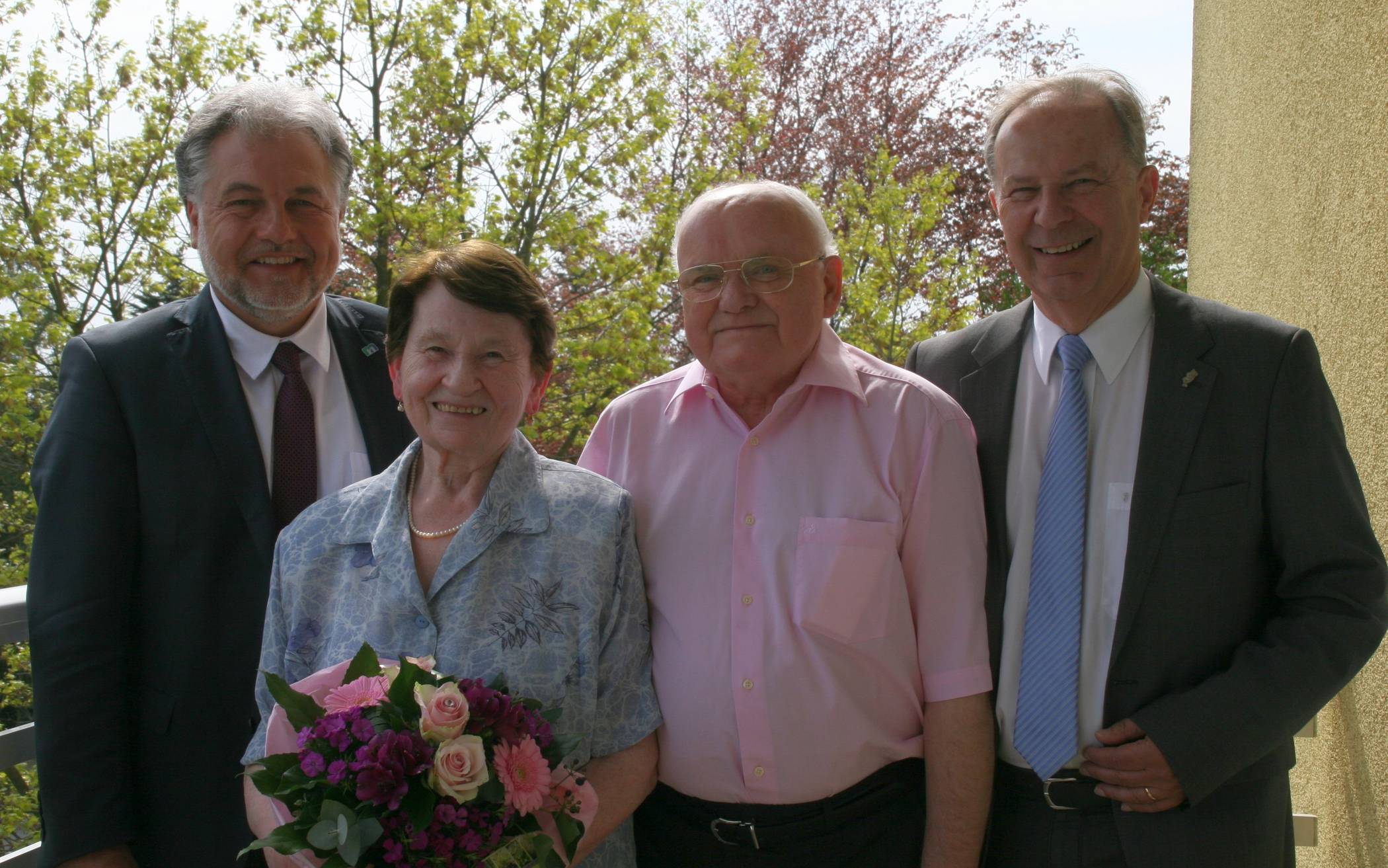  Eheleuten Gisela und Manfred Markiefka gratulierten Bürgermeister Thomas Dinkelmann sowie der stellvertretende Landrat Michael Ruppert. 