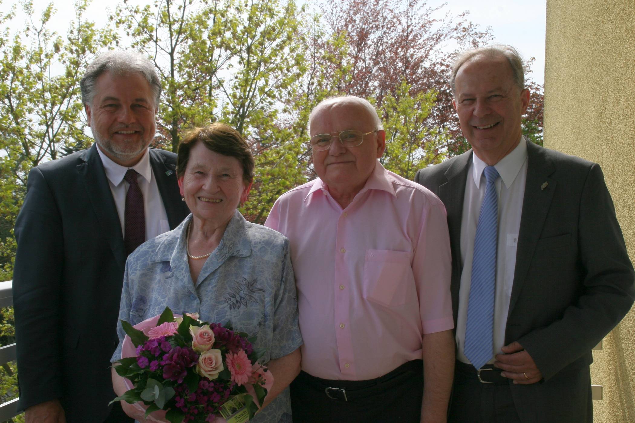  Eheleuten Gisela und Manfred Markiefka gratulierten Bürgermeister Thomas Dinkelmann sowie der stellvertretende Landrat Michael Ruppert. 