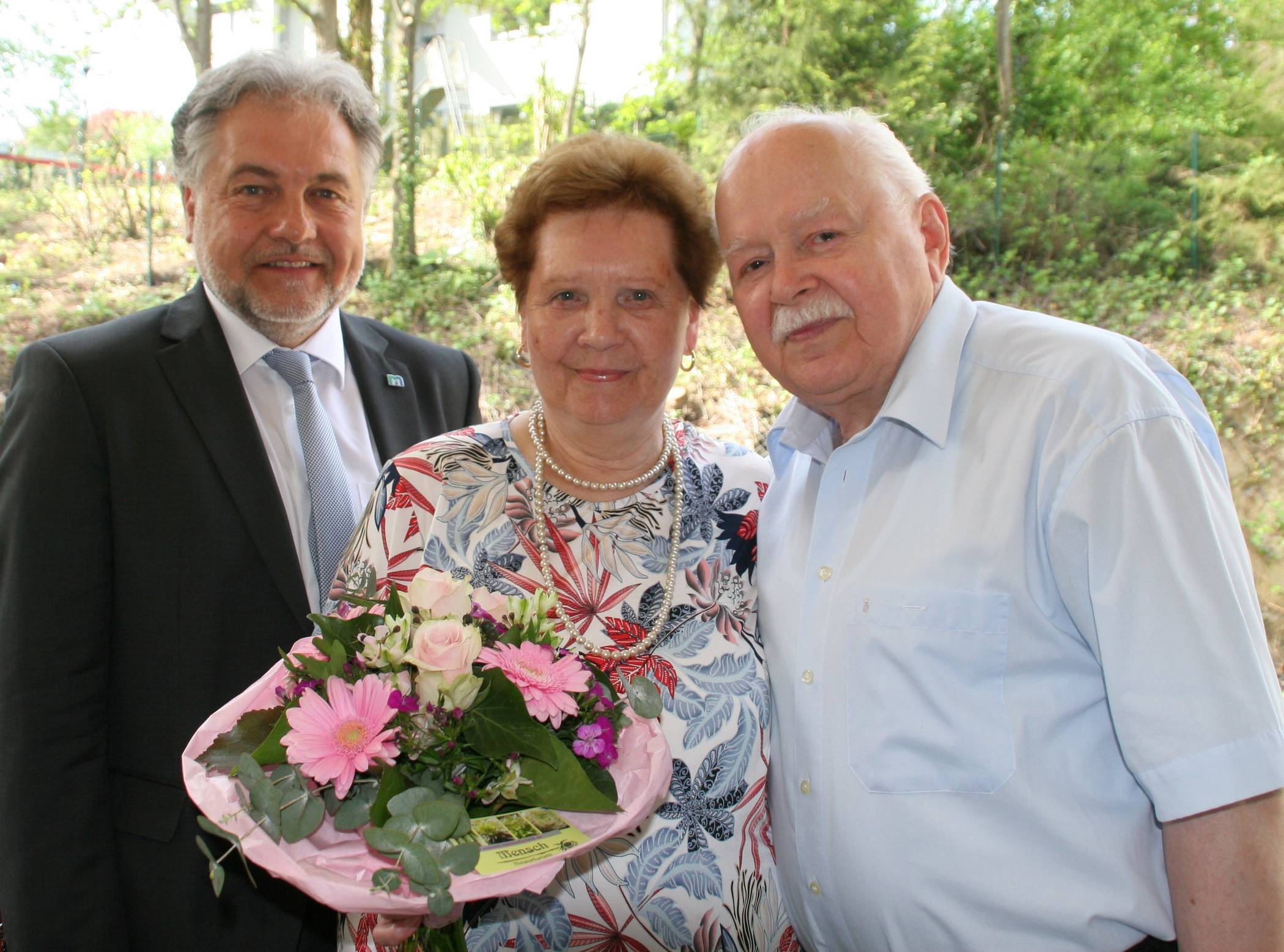  Jubiläumsbild mit Bürgermeister: Thomas Dinkelmann gratulierte natürlich auch Dorota und Anton Gadomski zur Diamantenen Hochzeit.    