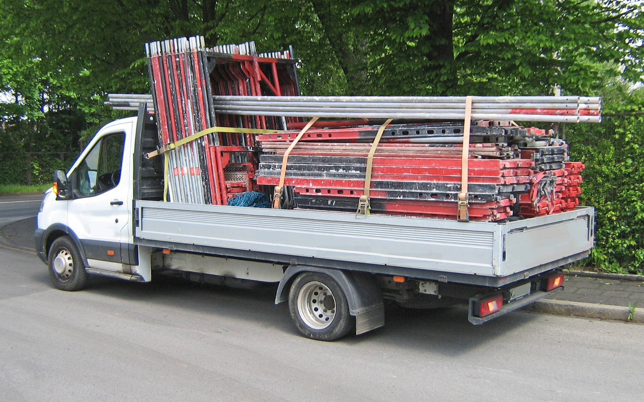 Auf der Düsseldorfer Straße: Kleinlastwagen war ganz erheblich überladen