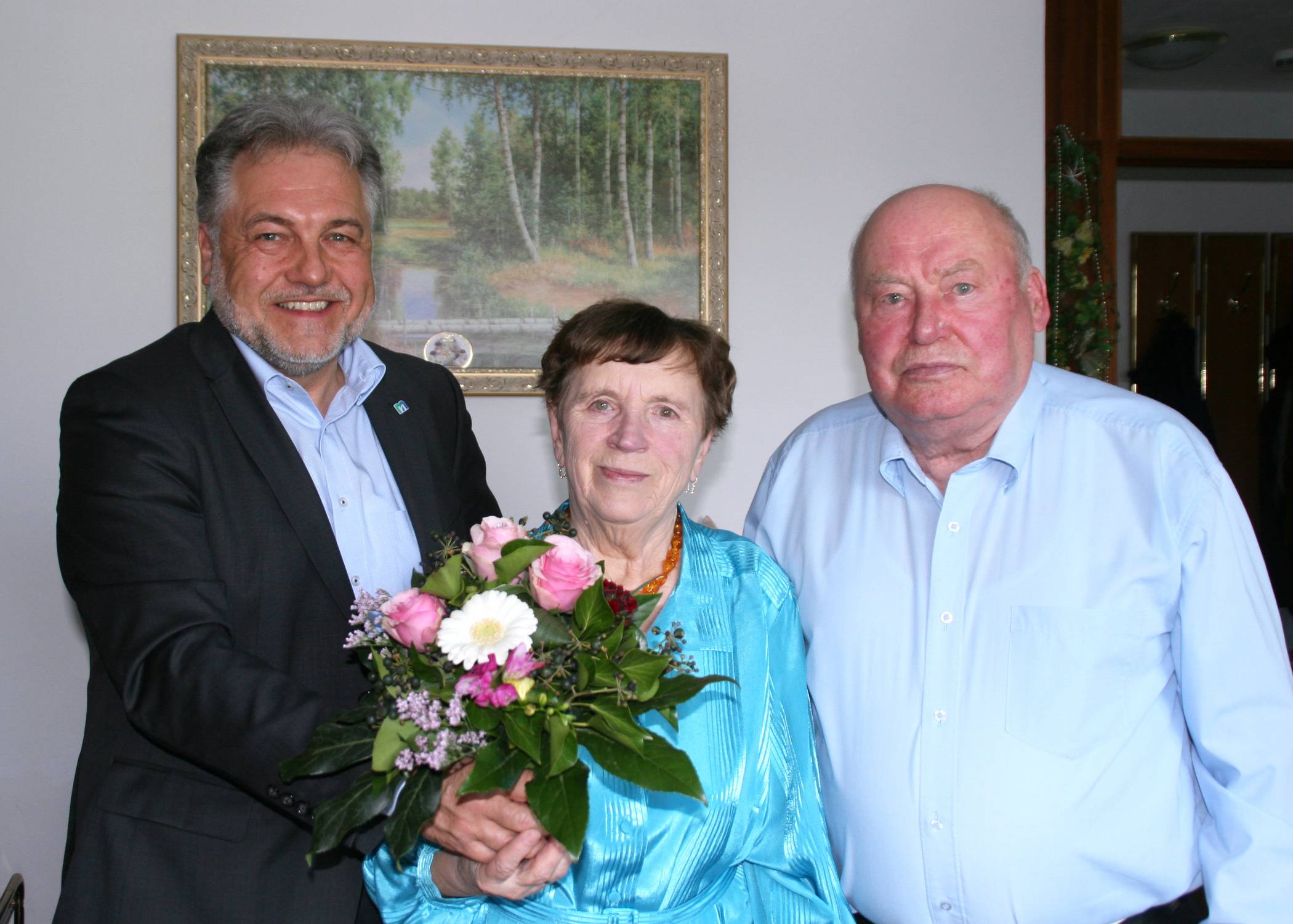  Bürgermeister Thomas Dinkelmannn gratuliert Martha und Johannes Miller zum 60. Hochzeitstag. 