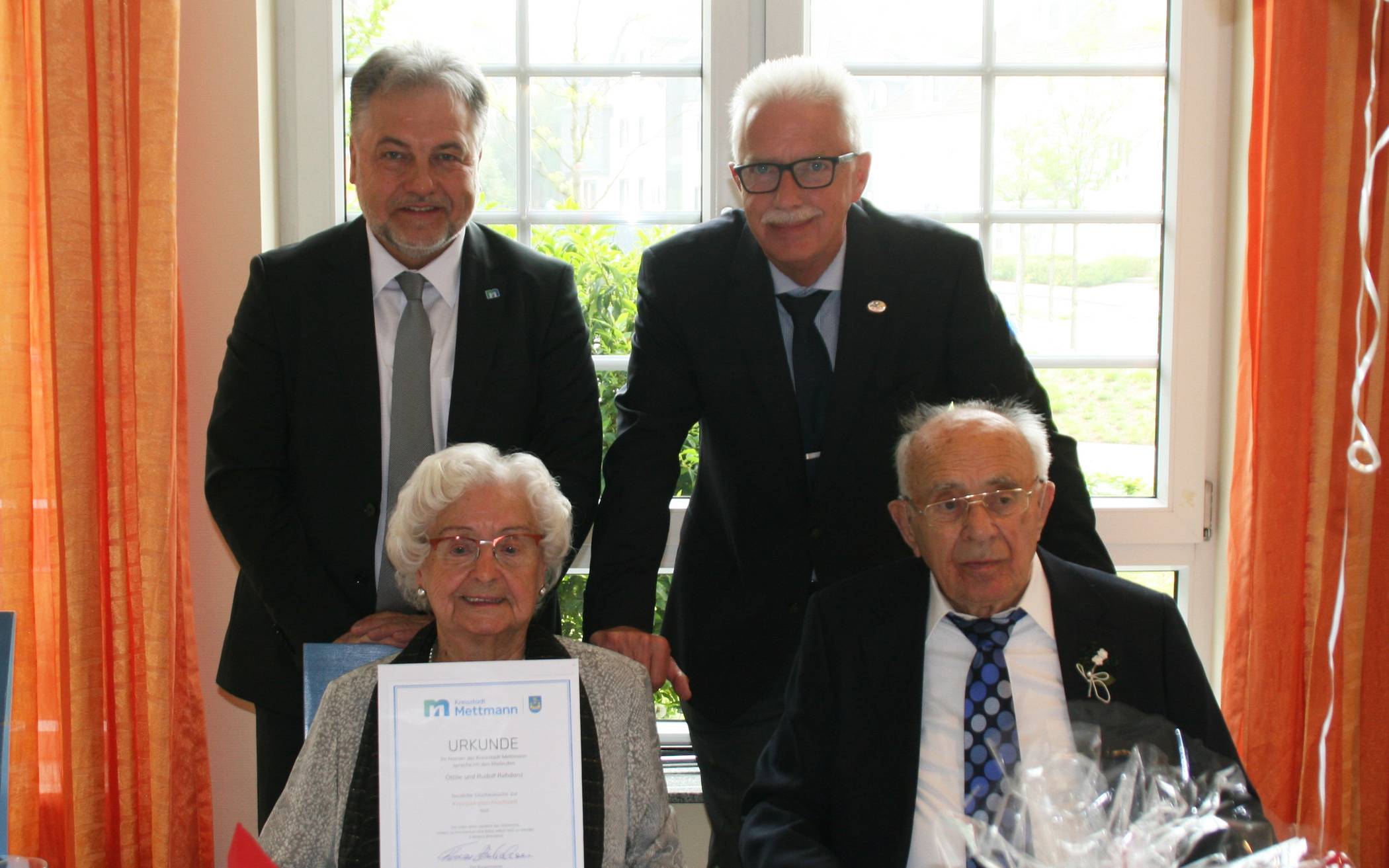  Tilly und Paul-Rudolf Rehdanz bekamen Besuch von Landrat Thomas Hendele und Bürgermeister Thomas Dinkelmann (l.). 