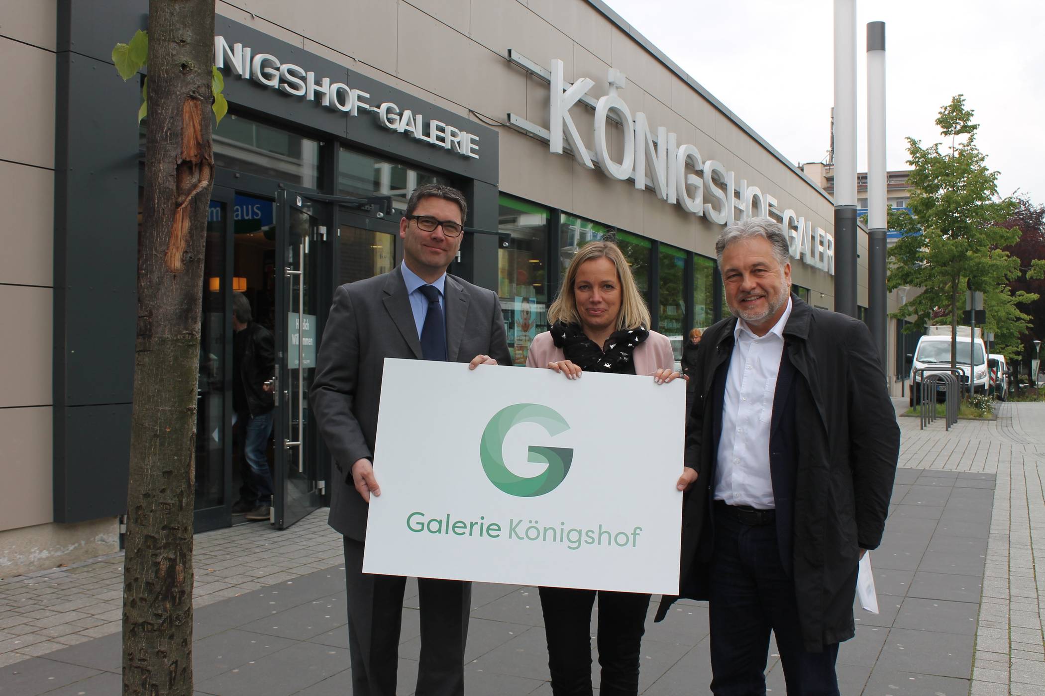  Gernot Falk, Ulrike Kundt-Abend und Bürgermeister Thomas Dinkelmann bei der Vorstellung des neuen Logos für die „Galerie Königshof“. 