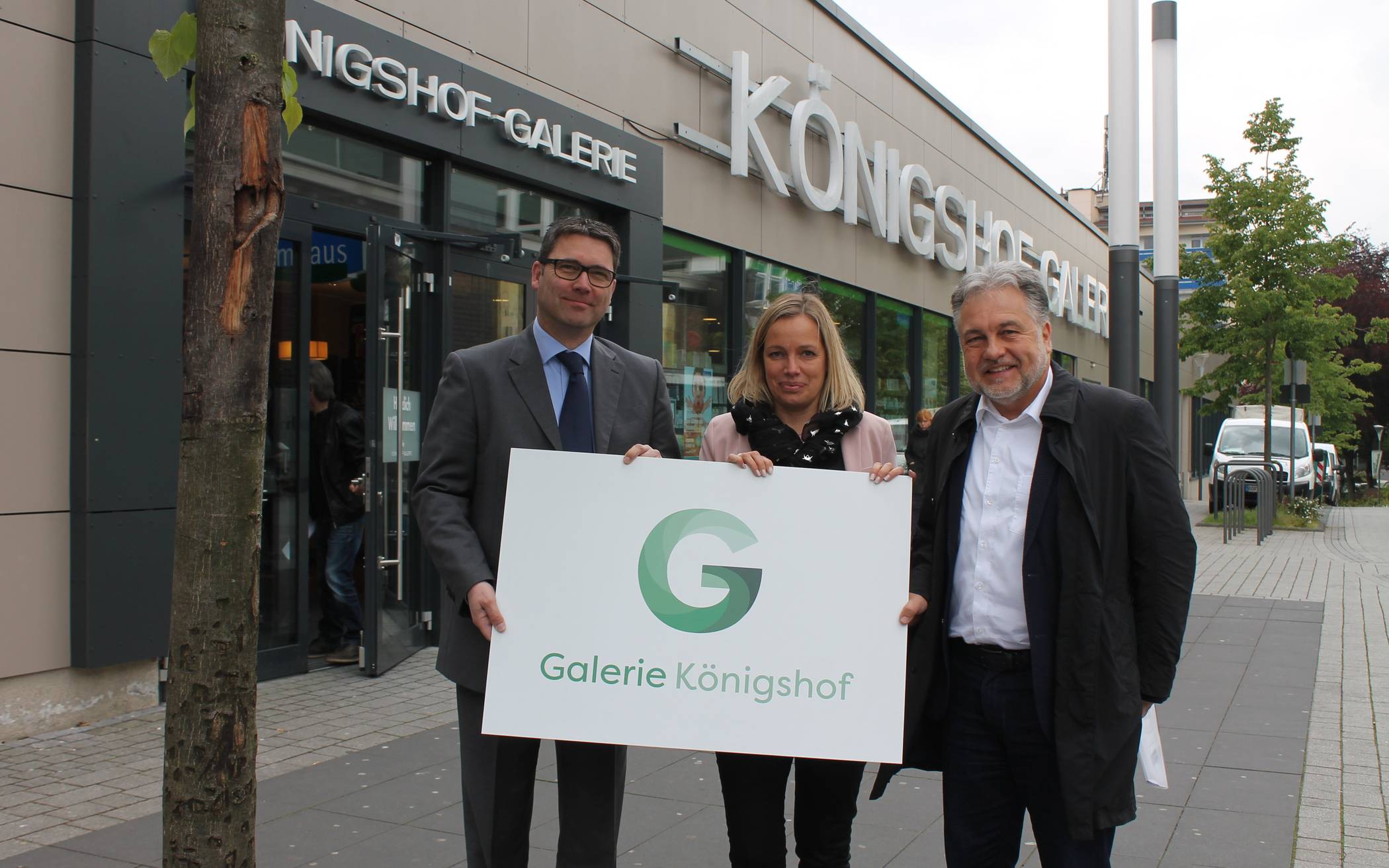  Gernot Falk, Ulrike Kundt-Abend und Bürgermeister Thomas Dinkelmann bei der Vorstellung des neuen Logos für die „Galerie Königshof“. 