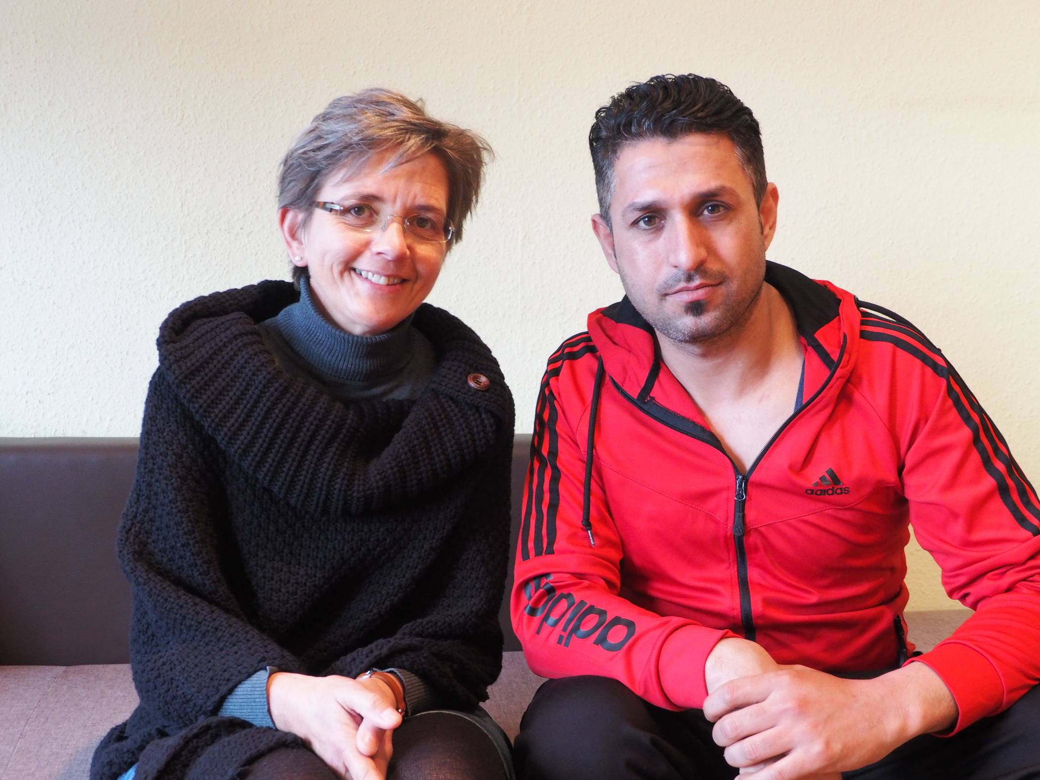  Christiane Müschenich von der Flüchtlingsbetreuung der Diakonie mit Izdin Khermesh Khalaf. 