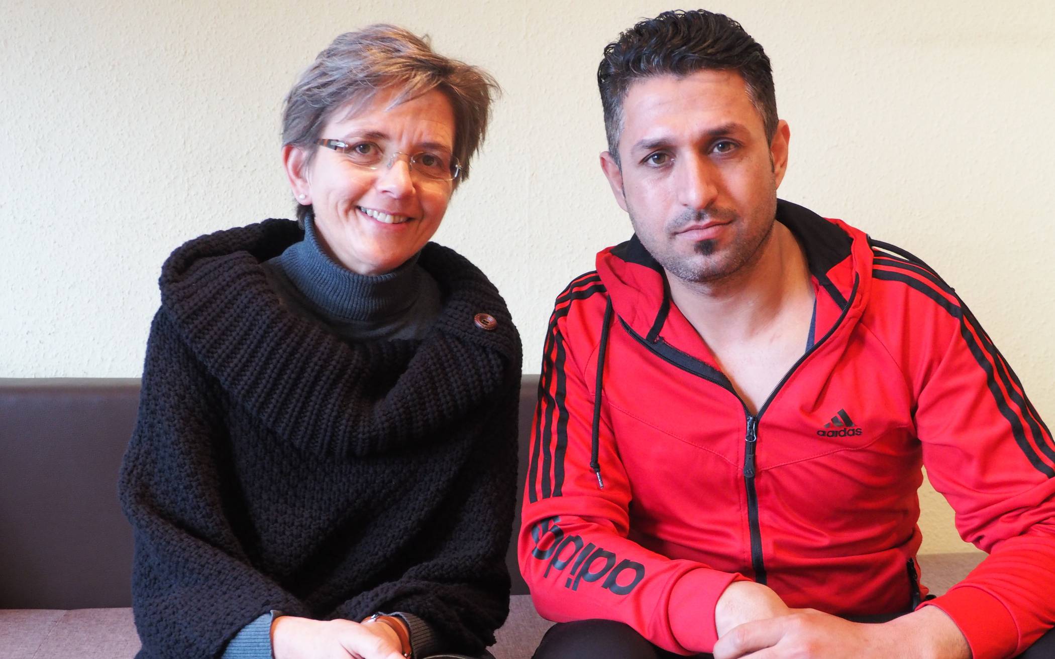  Christiane Müschenich von der Flüchtlingsbetreuung der Diakonie mit Izdin Khermesh Khalaf. 
