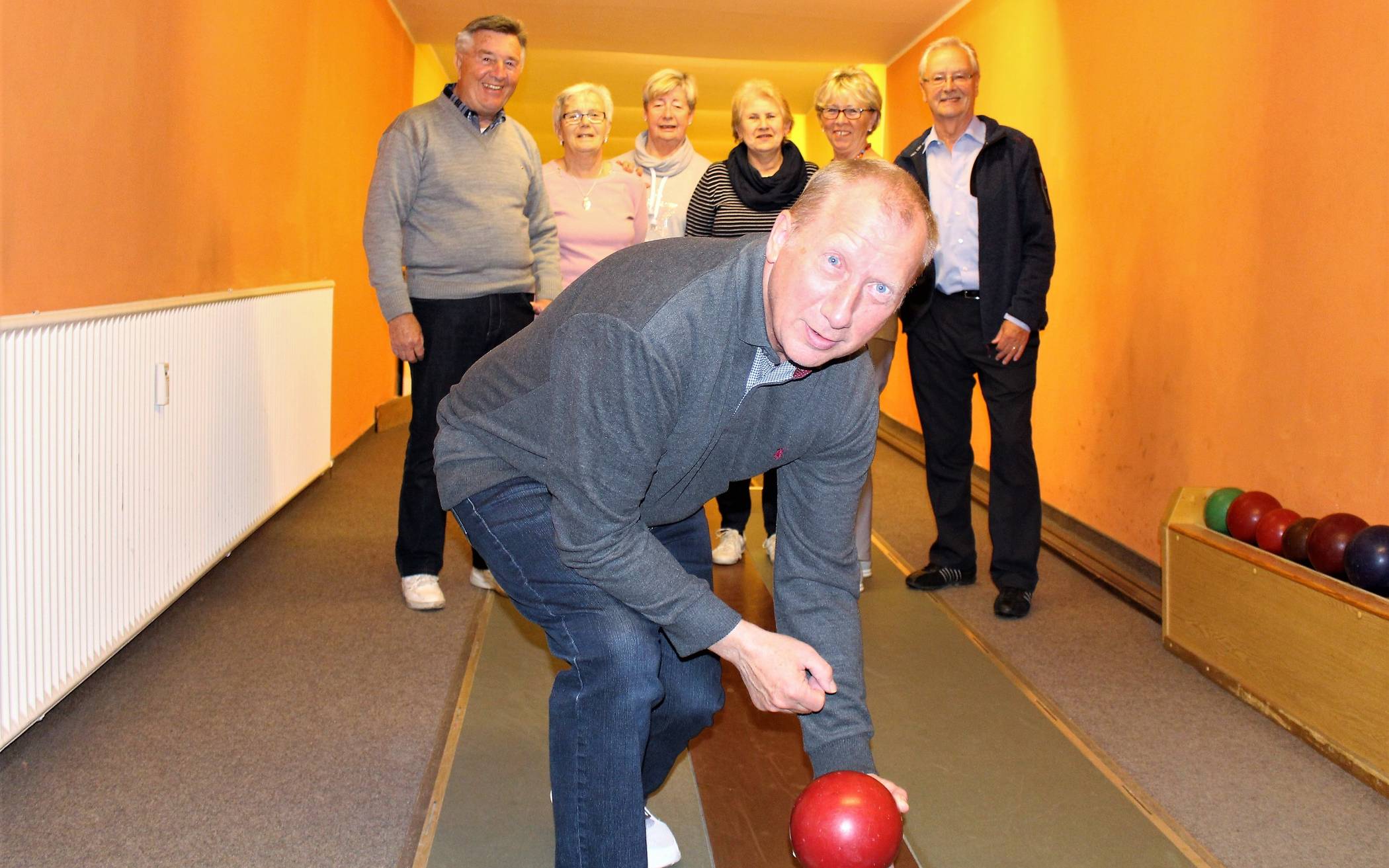  Achim Marker (vorne) und seine Kegelfreunde des Kegelclubs 009 kegeln schon seit einem halben Jahrhundert. 