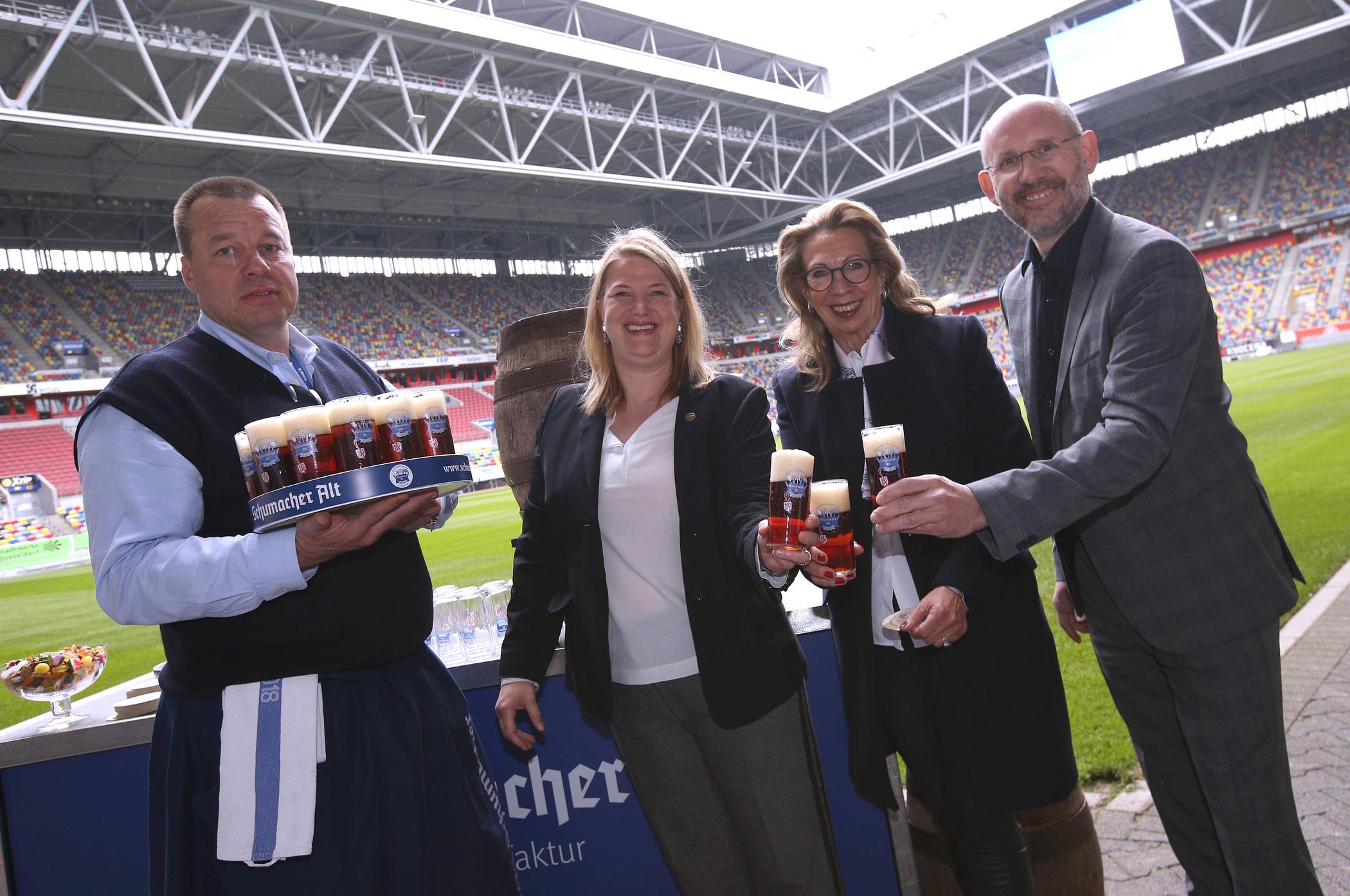  Köbes Frank Wackers, Nina Thea Ungermann, Gertrud Schnitzler Ungermann, Geschäftsführung Schumacher Altbier-Manufaktur, und Michael Brill. 