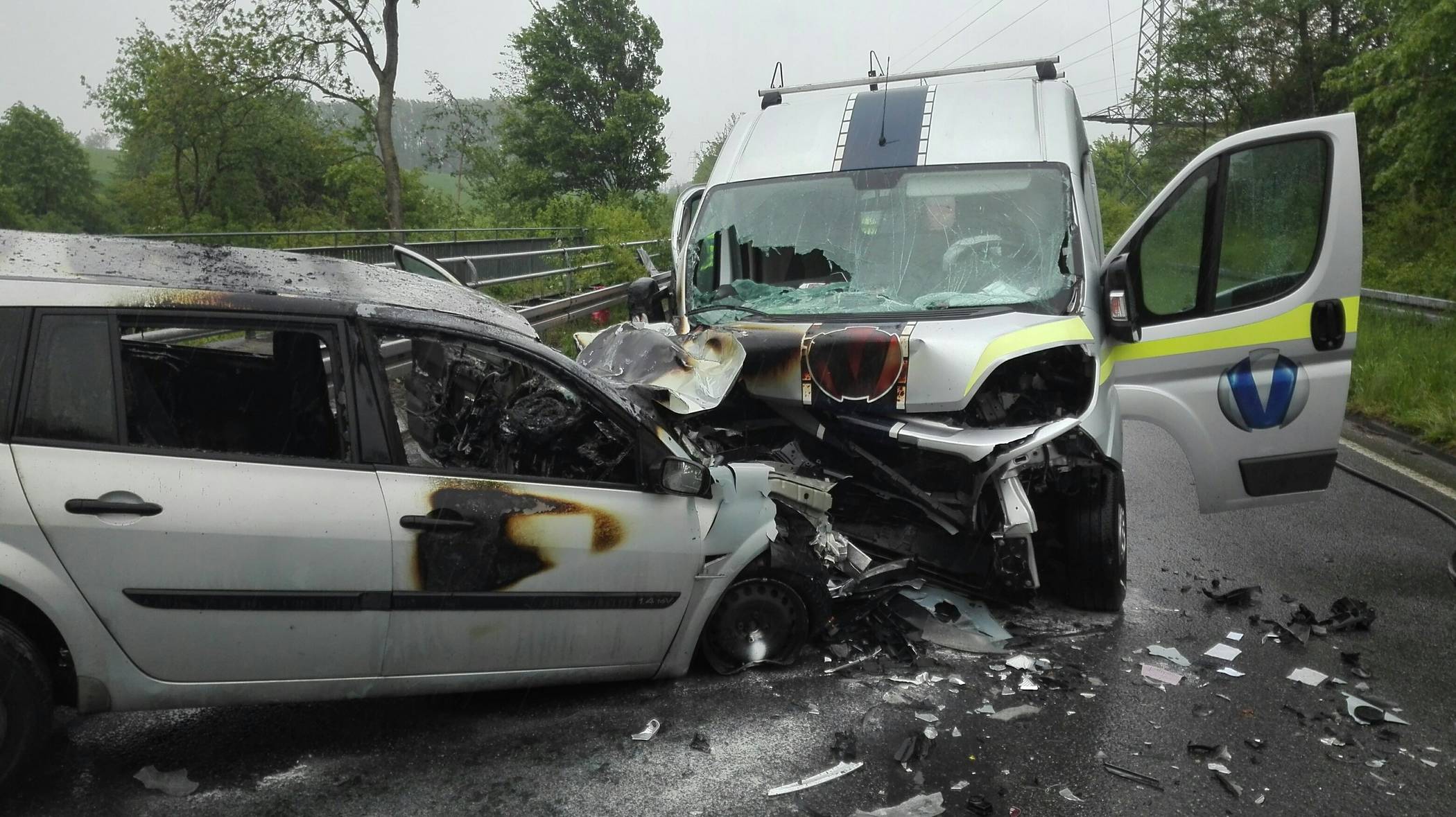 Auto brennen nach Frontalzusammenstoß völlig aus: Selbstloser Einsatz rettet Fahrer vor dem Flammentod