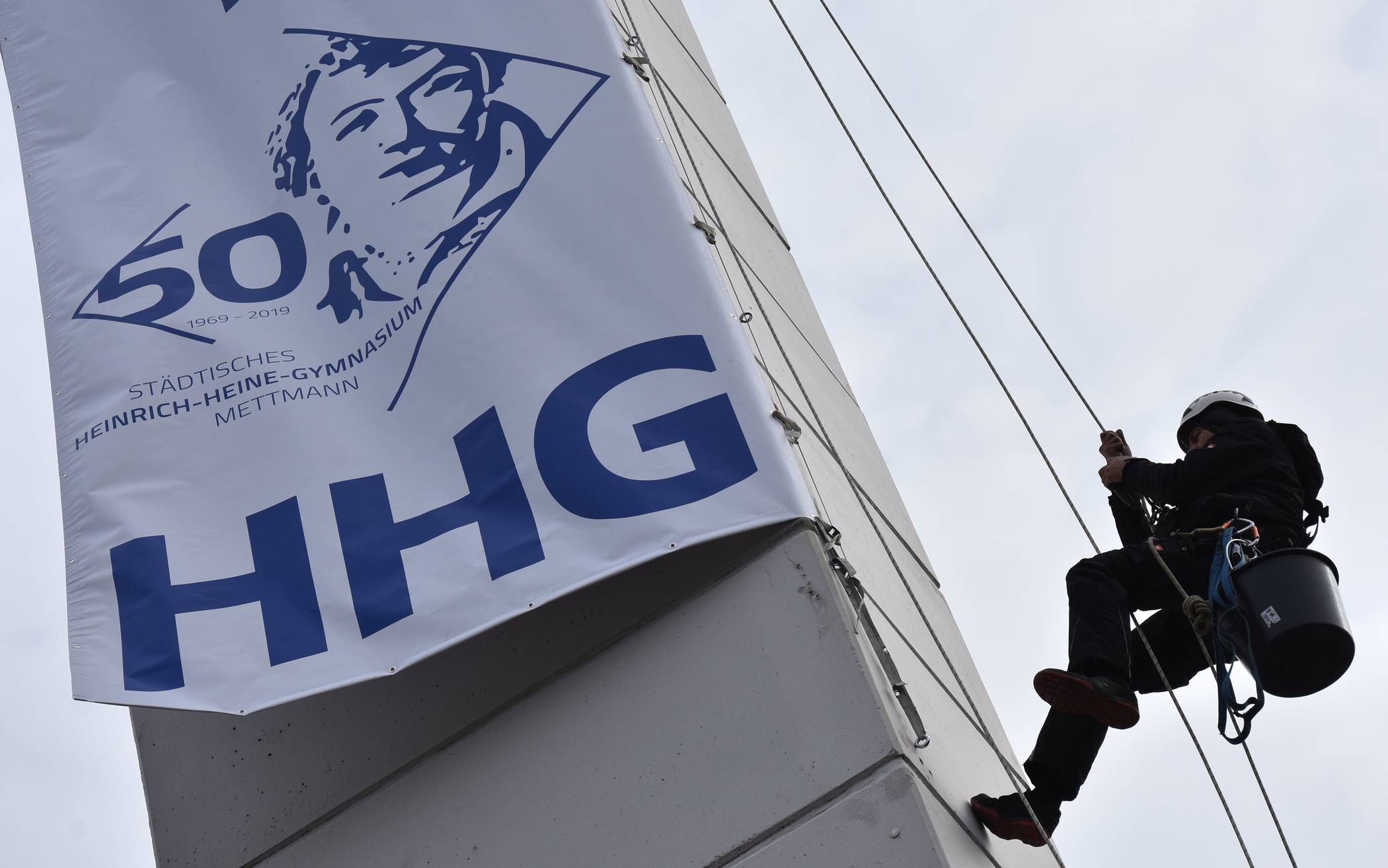  Schon von Weitem macht das HHG mit einem Banner auf dem Schornstein der Schule auf seinen Geburtstag aufmerksam. 