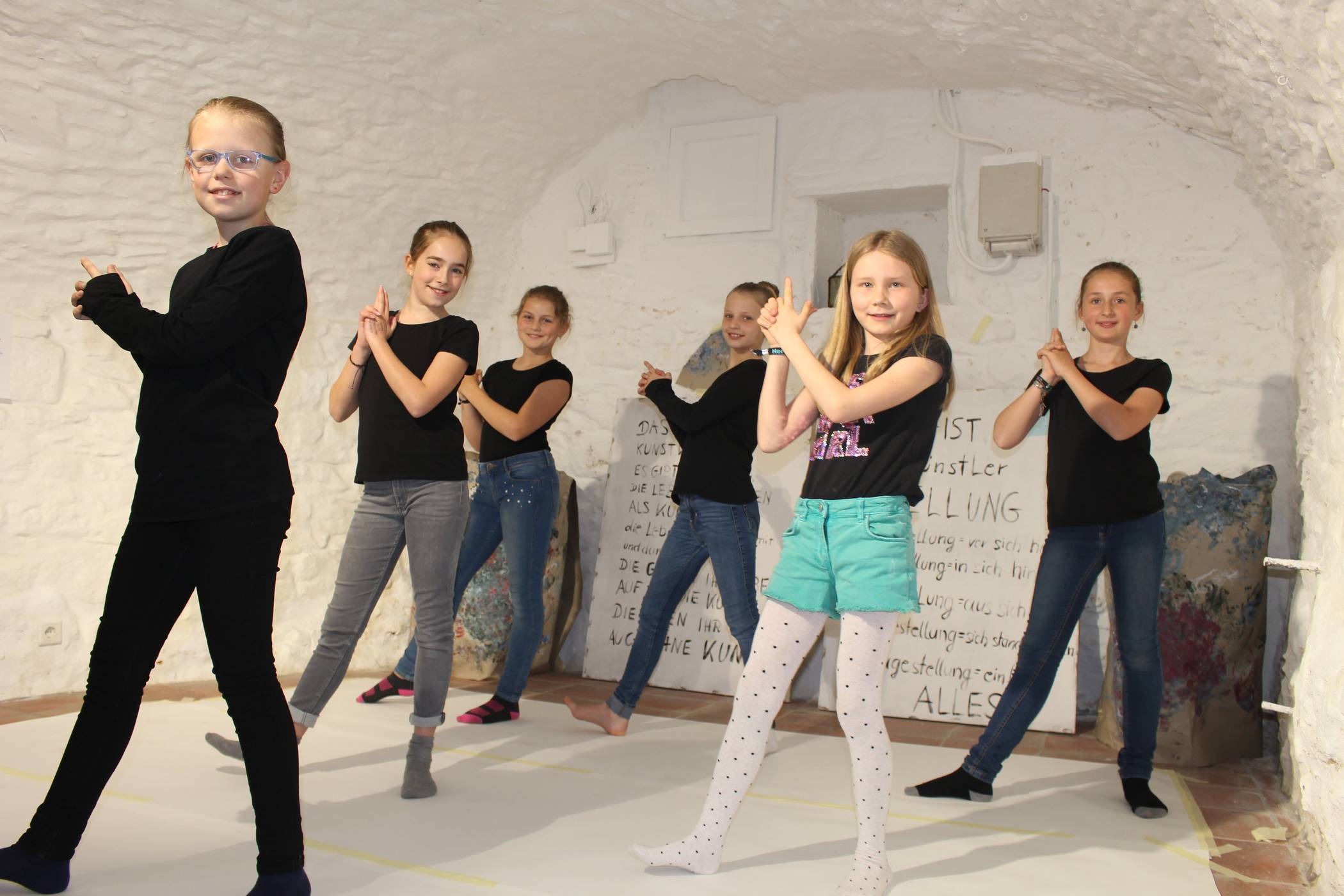  Die Freundinnen Lotta, Julia, Anna, Kiara, Jette und Matilde präsentierten anlässlich der Kunstausstellung einen Tanz. 