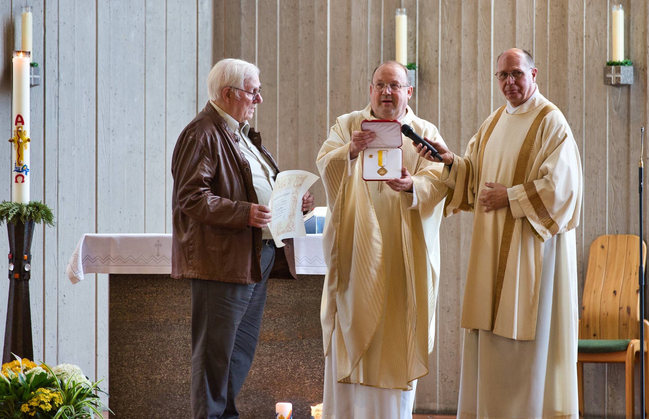 Josef Bauer erhält, überreicht durch Monsignore Ullmann, den „Pro ecclesia et Pontifice“. 