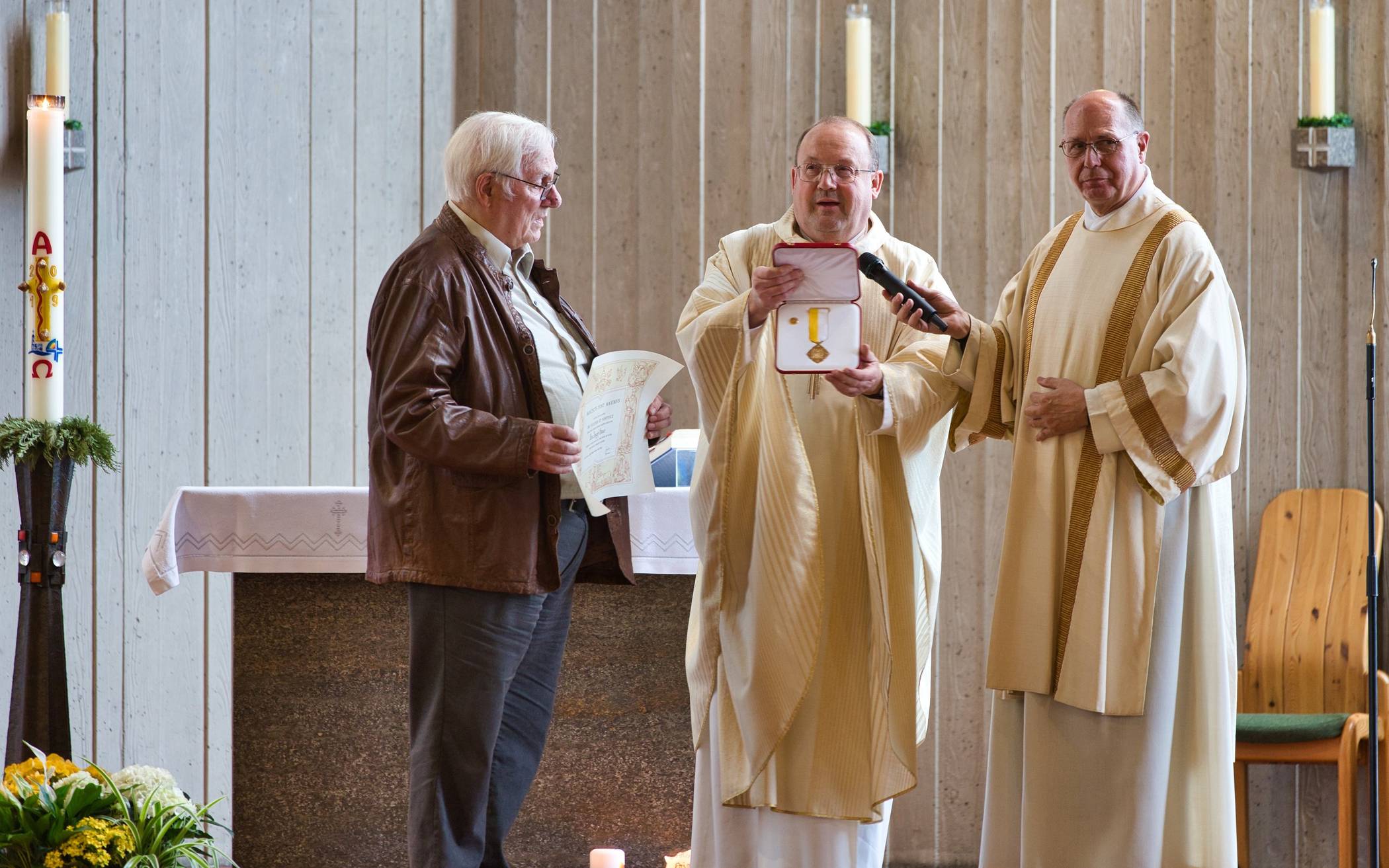  Josef Bauer erhält, überreicht durch Monsignore Ullmann, den „Pro ecclesia et Pontifice“. 