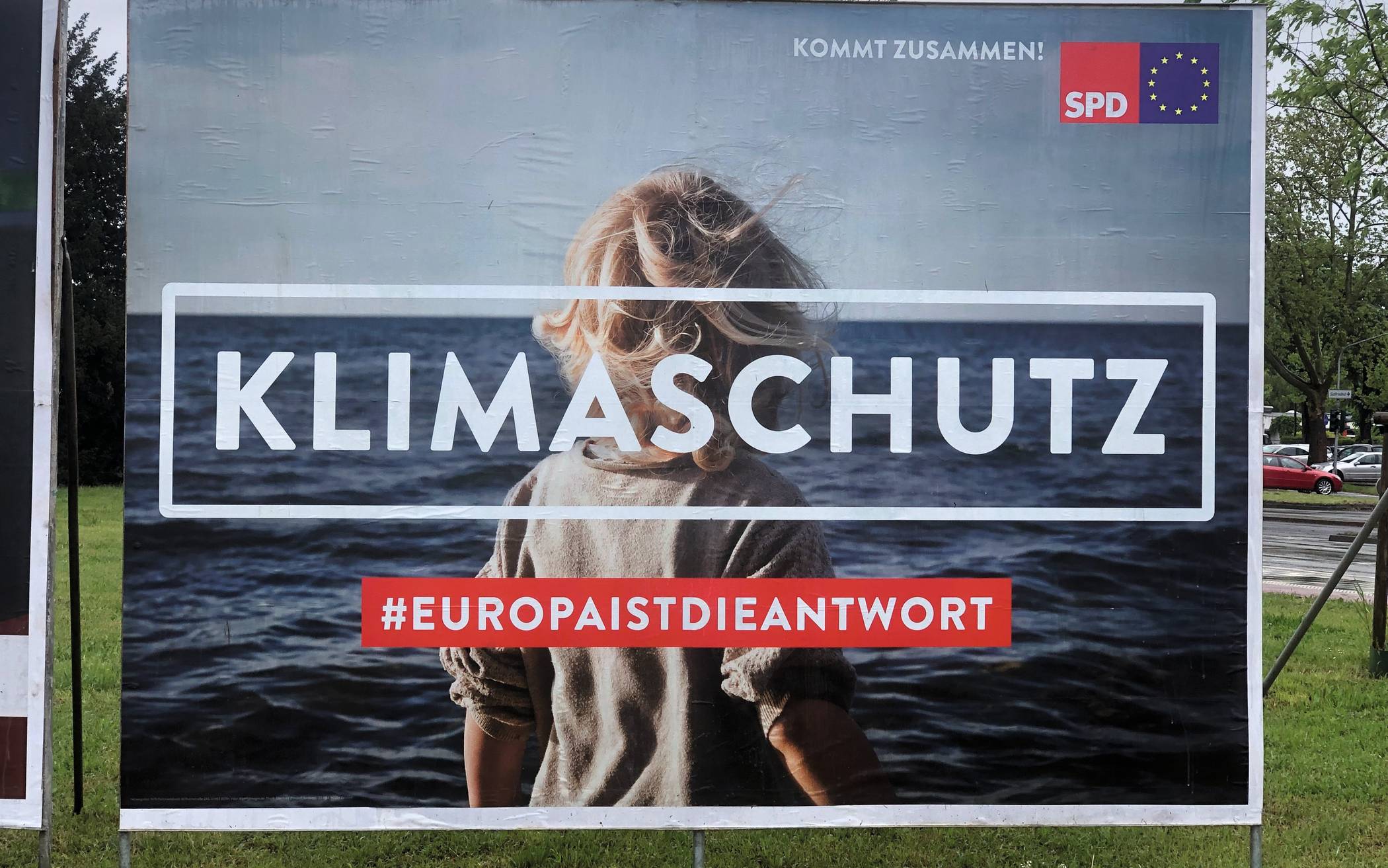 SPD: Europa ist die Antwort auf viele Probleme. Man sieht ein Kind am Meer. Darauf ist...