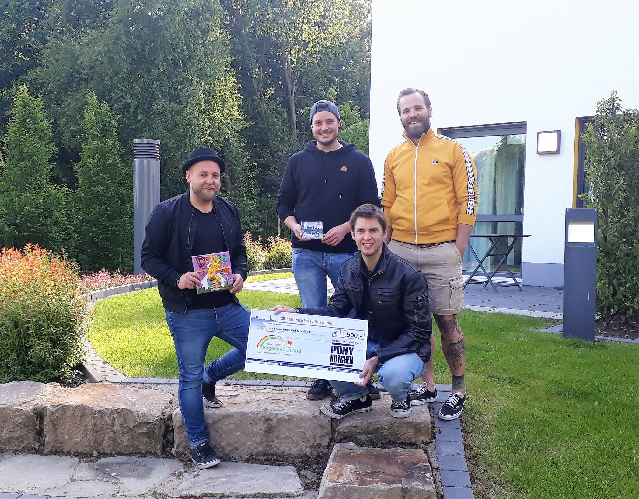  Die Band Pony Hütchen aus Mettmann hat mit ihrem ersten CD- Verkauf 1500 Euro an das Kinderhospiz Regenbogenland spenden können. 