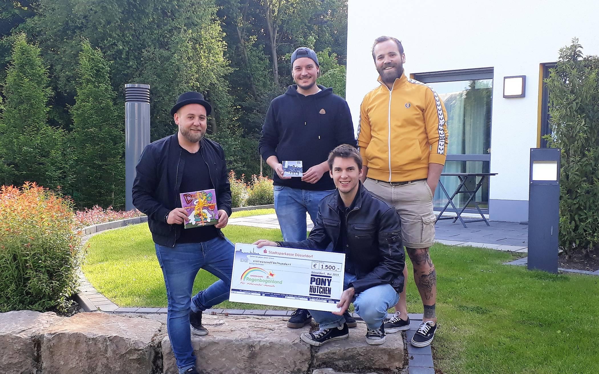  Die Band Pony Hütchen aus Mettmann hat mit ihrem ersten CD- Verkauf 1500 Euro an das Kinderhospiz Regenbogenland spenden können. 