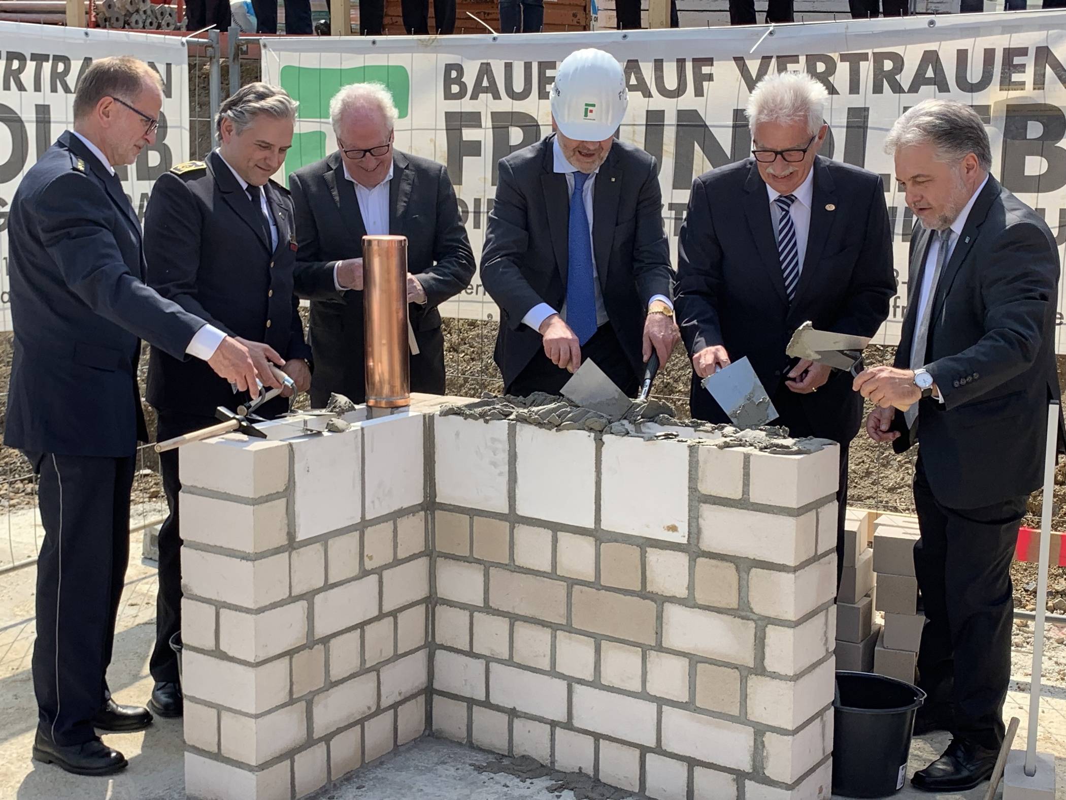  Manfred Frorath (Abteilungsleiter Polizei der Kreispolizeibehörde Mettmann), Kreisbrandmeister Torsten Schams, Architekt Jürgen Bahl, Bauunternehmer Michael Freundlieb, Landrat Thomas Hendele, Bürgermeister Thomas Dinkelmann. 