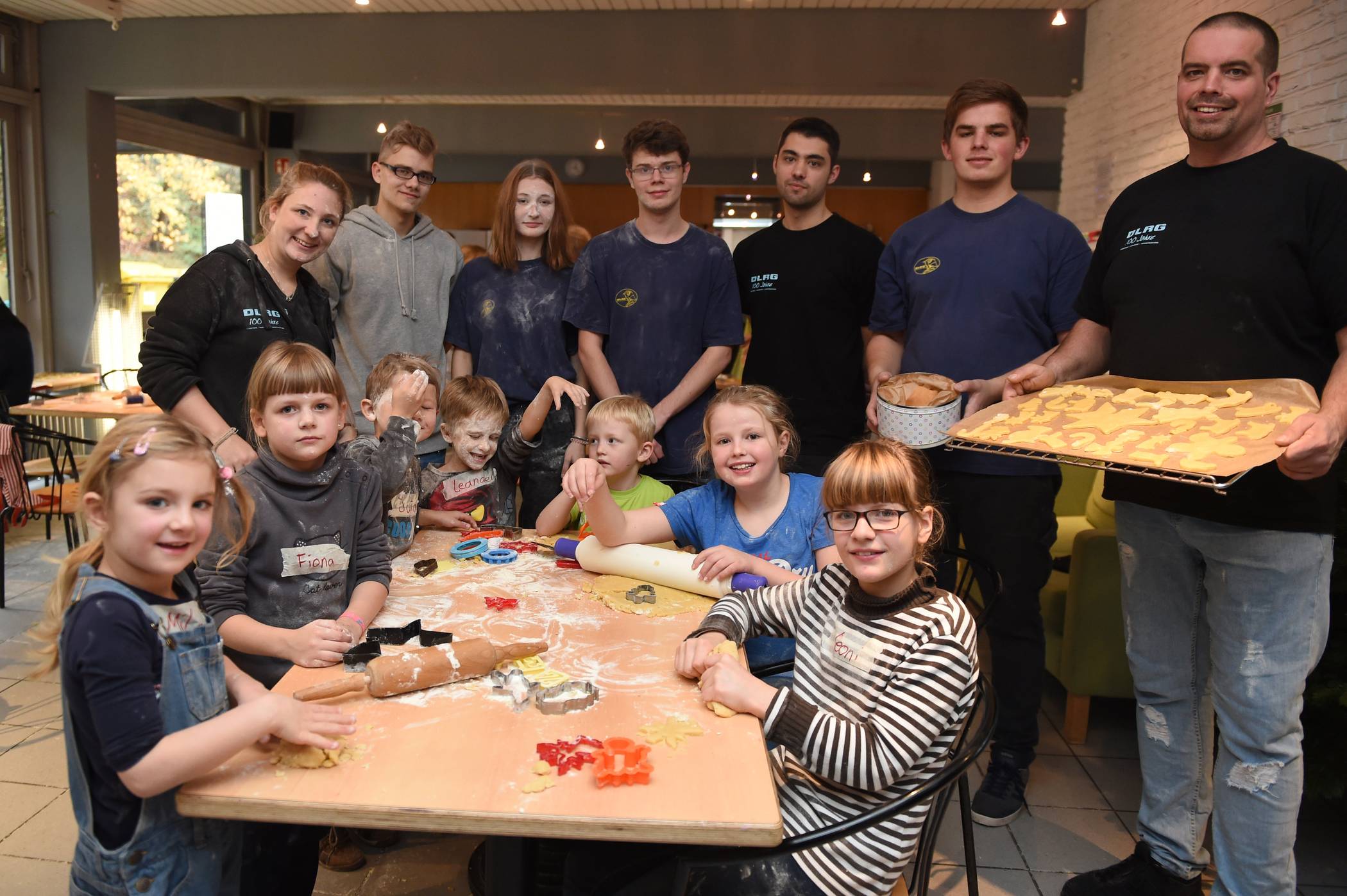  Die DLRG-Ortsgruppe Mettmann übt sich im Plätzchenbacken. 