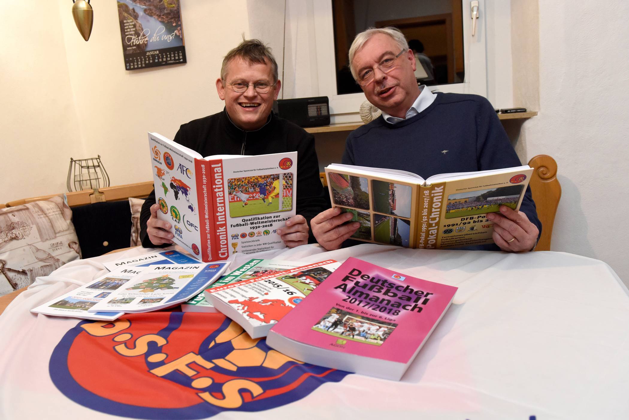  Herbert Gerlach und Michael Diebenbrock lieben den Fußball und dabei besonders Ergebnisse, Tabellen und sonstige Statistiken. 