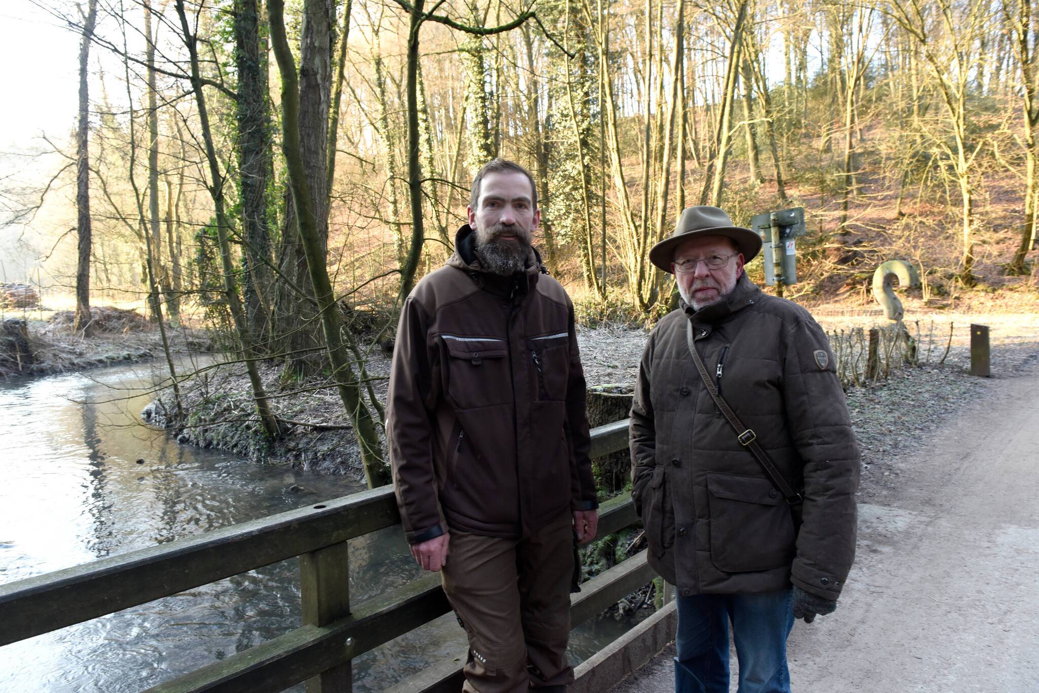  Diese Männer haben ein Händchen für die Tiere des Wildgeheges. 
