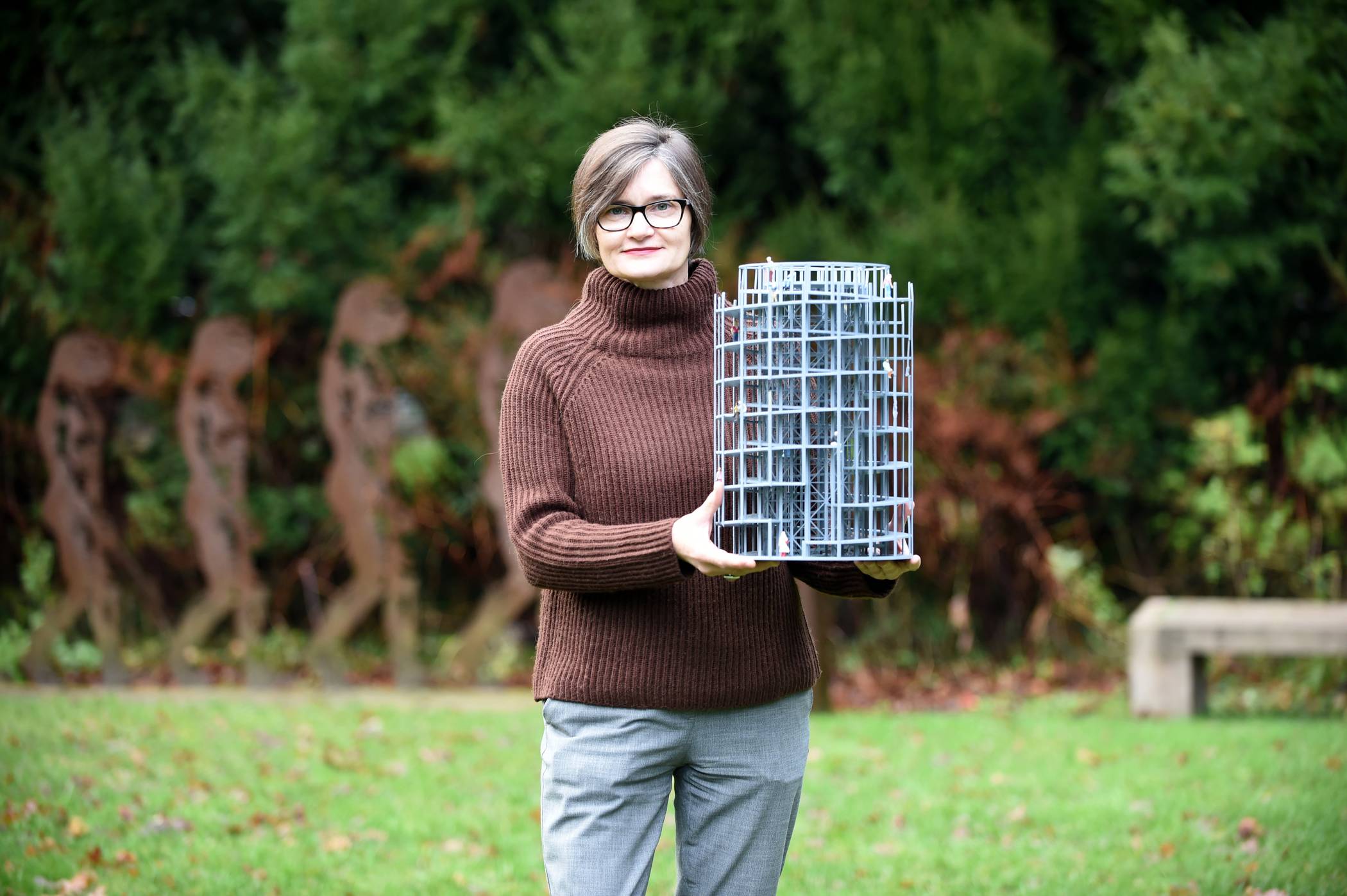  Dr. Bärbel Auffermann präsentiert das Modell des „Neanderthalturms“. 