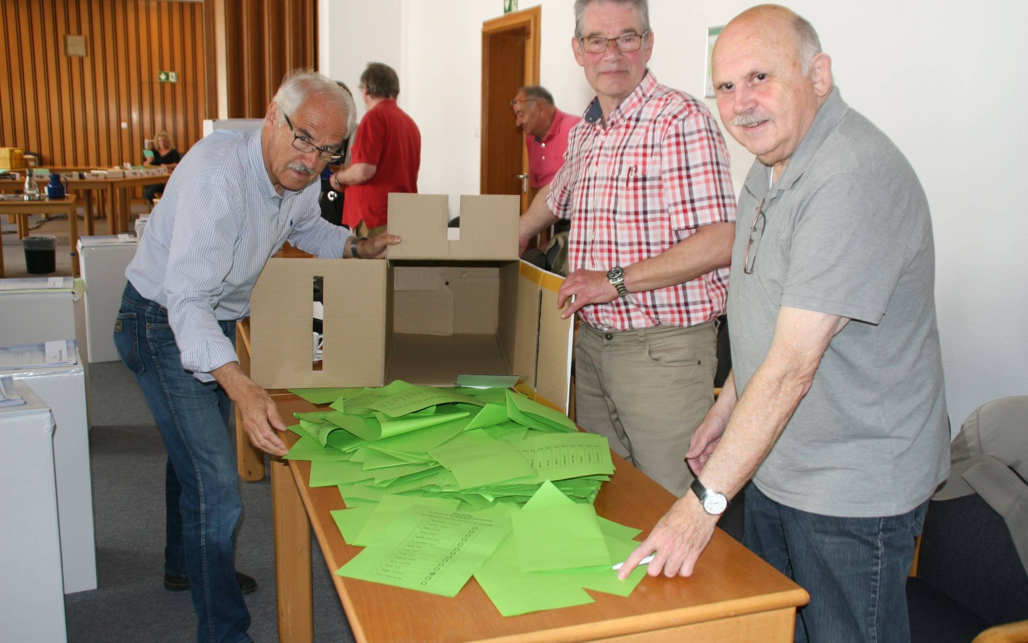  Horst Heisig, Rainer Herbrand und Wolfgang Horst (v. l.) leeren eine Wahlurne. 
