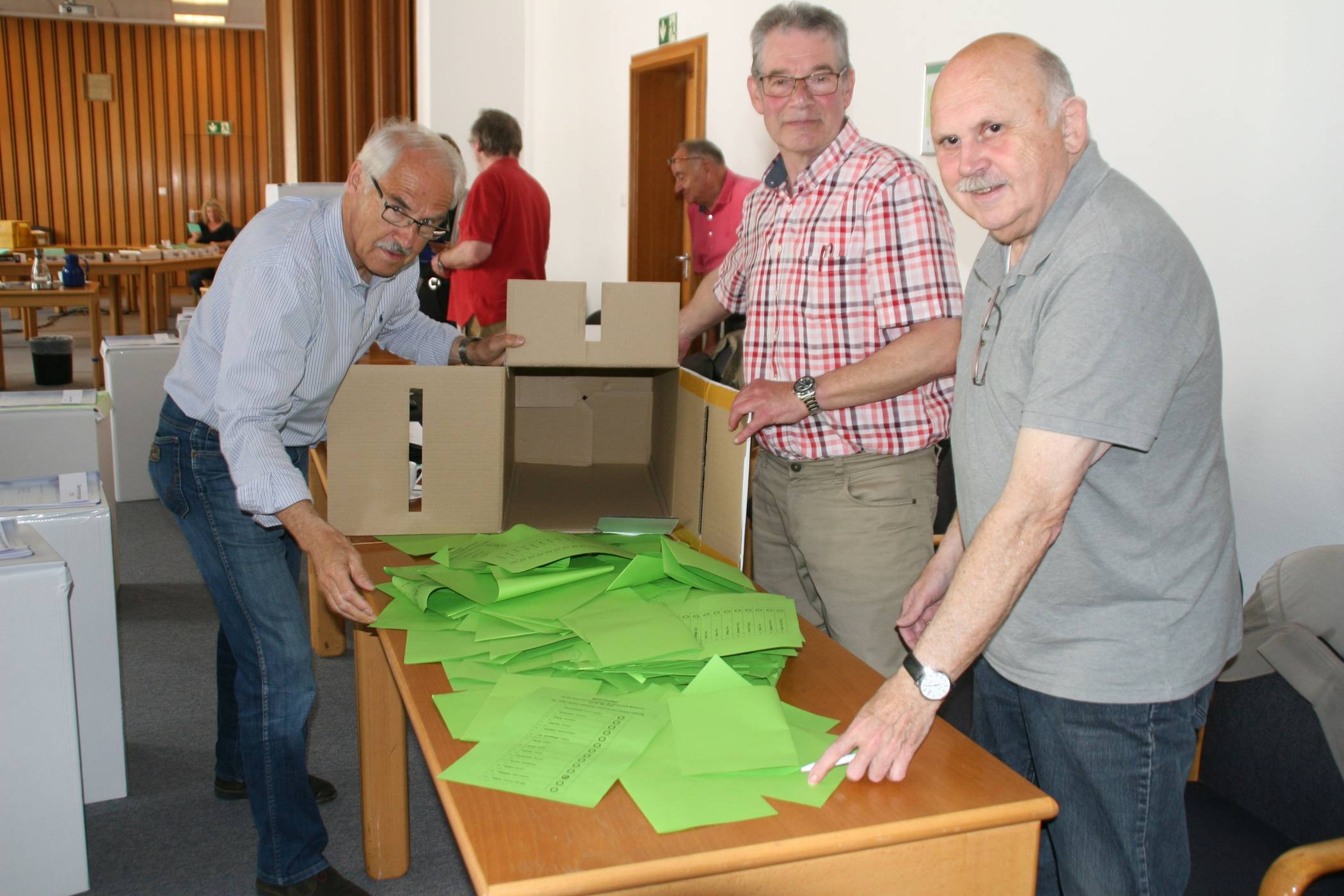  Horst Heisig, Rainer Herbrand und Wolfgang Horst (v. l.) leeren eine Wahlurne. 