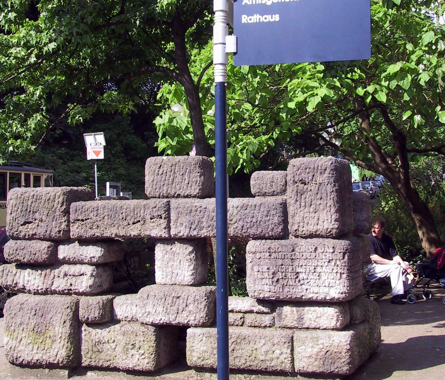  Die stilisierte Stadtmauer an der Ecke Freiheitstraße/Am Königshof.  