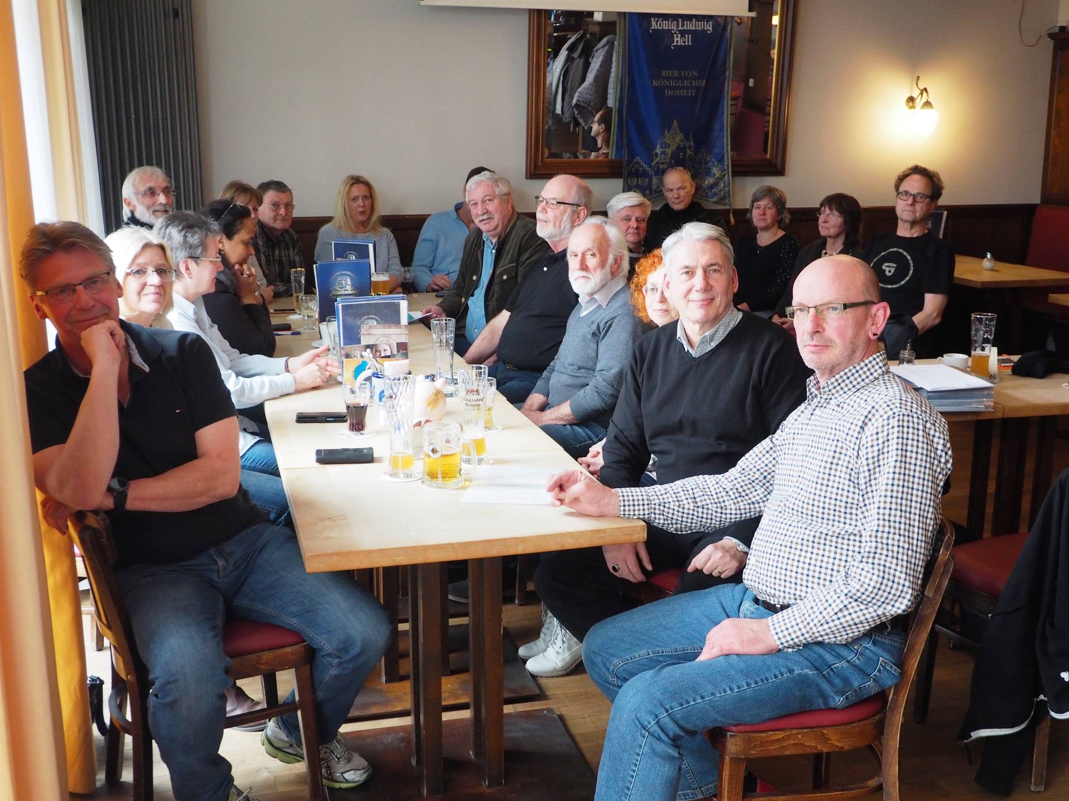  Regelmäßig treffen sich Vertreter  Initiativen Lutterbecker-/Eichstraße, Nordstraße, Düsseldorfer Straße, Goldberg und Düsselring zum Austausch und Planung weiterer Aktivitäten. Otto Grochtdreis (hinten rechts) hält in dieser Woche eine Mahnwache zur Abschaffung der Straßenbaubeiträge vor dem Landtag ab. 