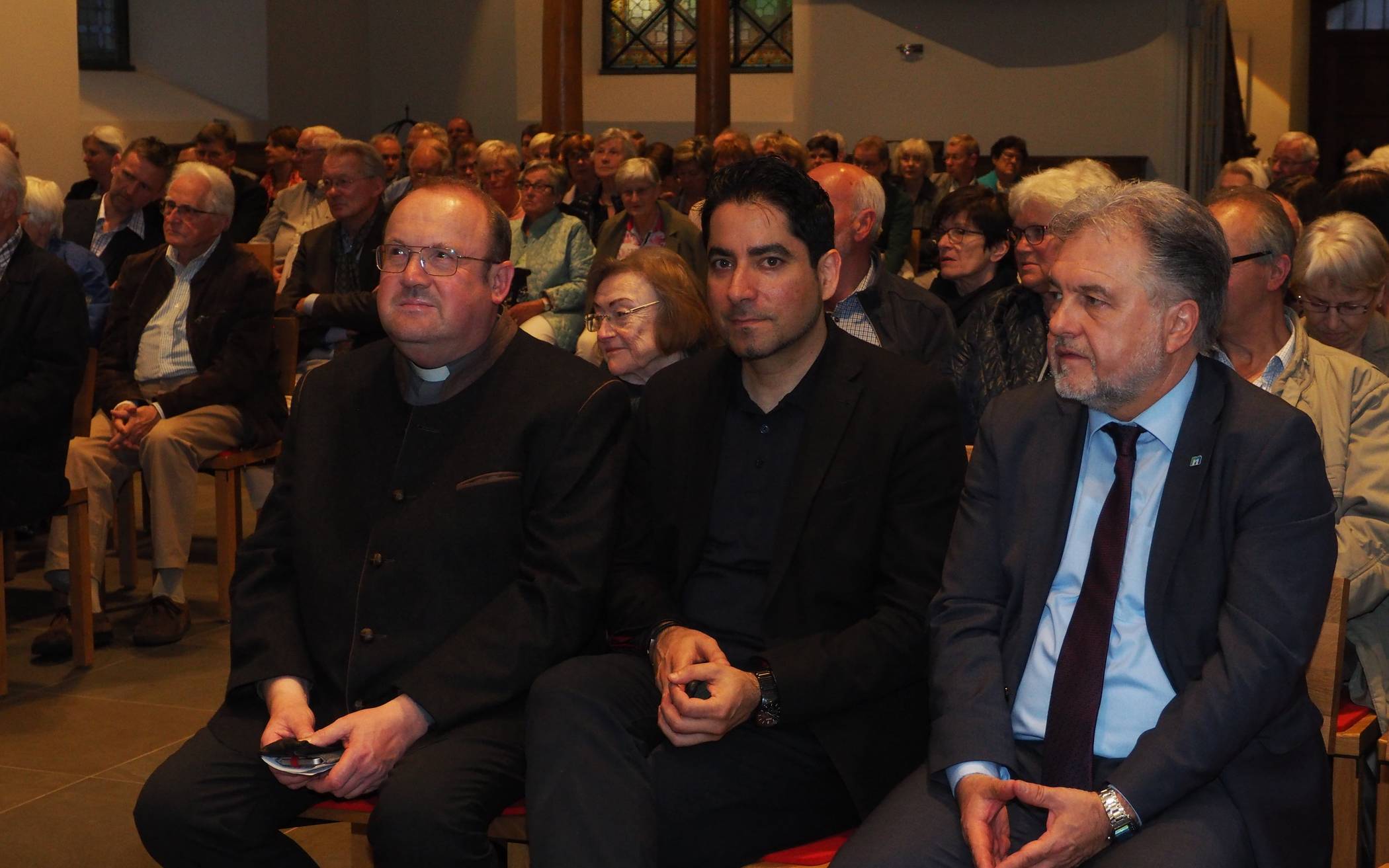  Monsignore Herbert Ullmann (links) und Bürgermeister Thomas Dinkelmann nahmen Prof. Dr. Mouhanad Khorchide in ihre Mitte. 
