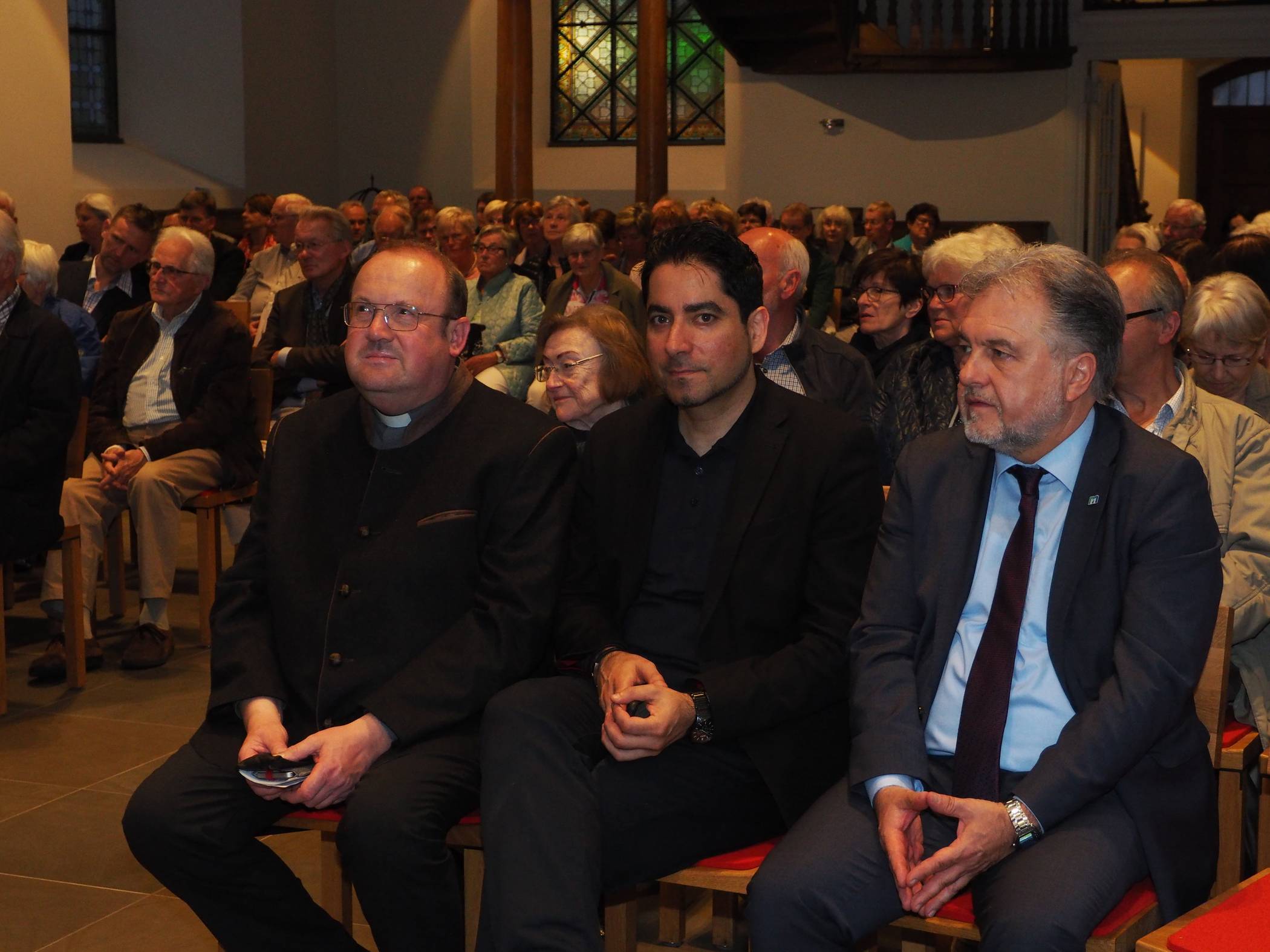  Monsignore Herbert Ullmann (links) und Bürgermeister Thomas Dinkelmann nahmen Prof. Dr. Mouhanad Khorchide in ihre Mitte. 