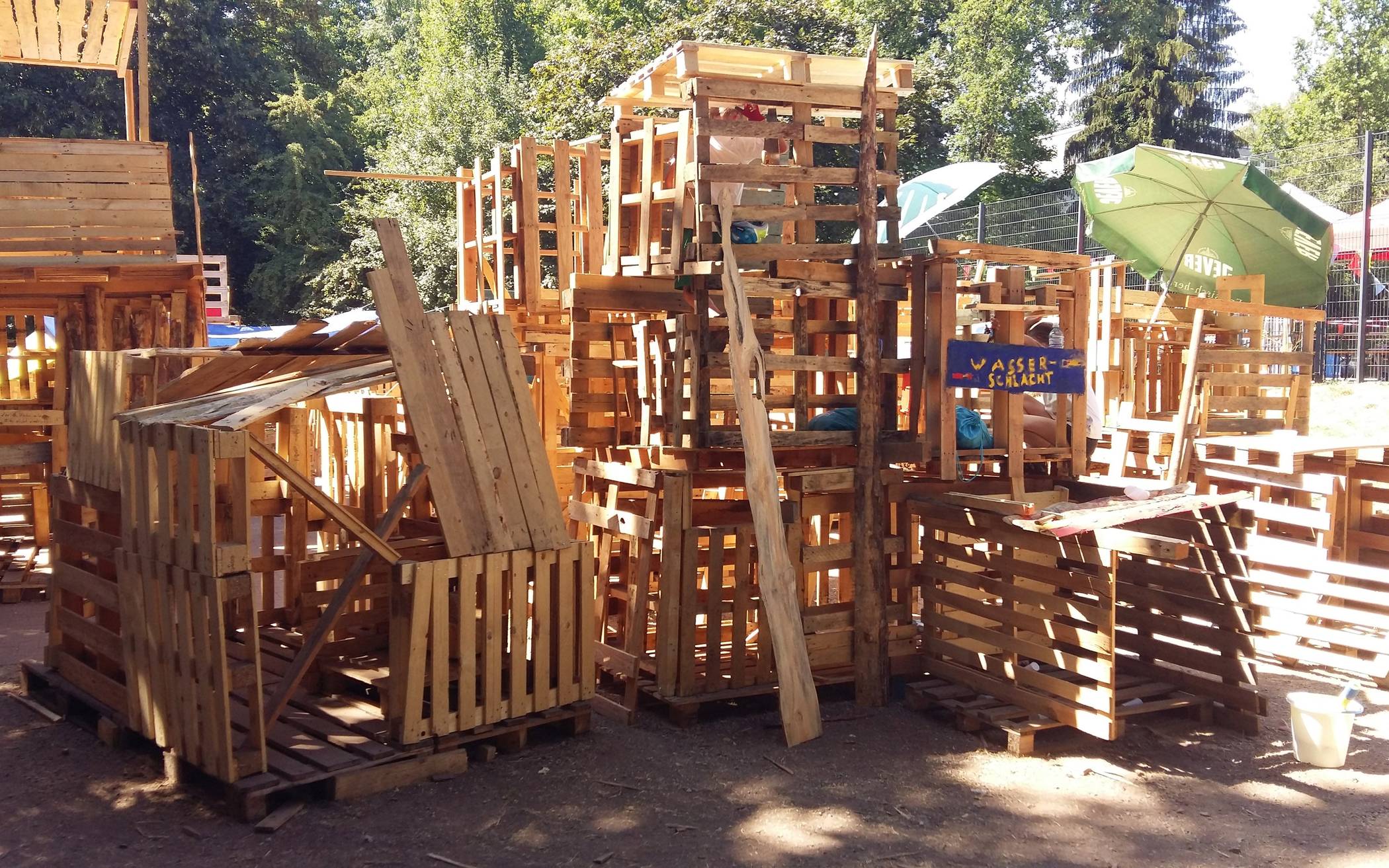 Auf dem Bolzplatz des Konrad-Heresbach-Gymnasiums: Am 15. Juli startet der Bauspielplatz 2019